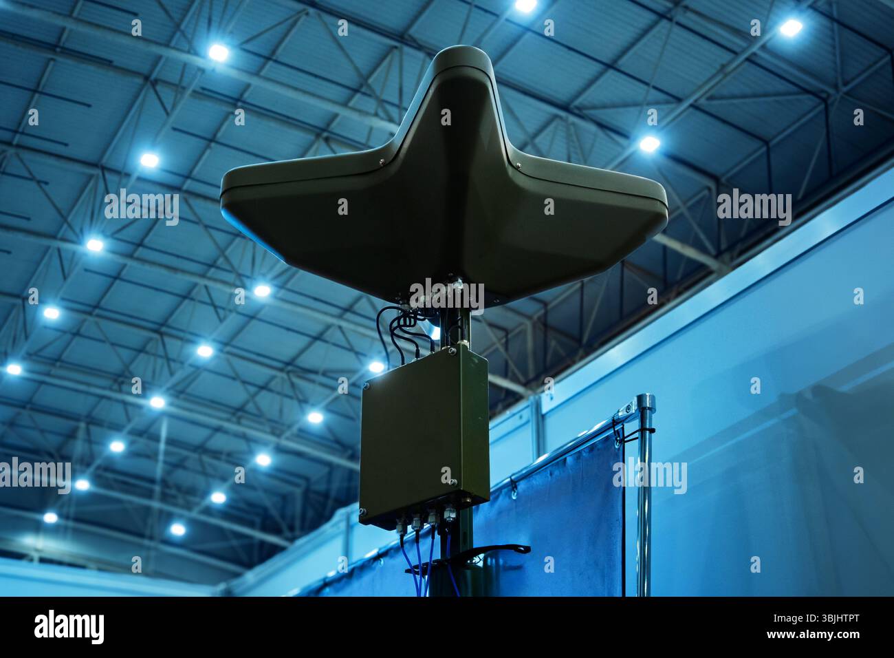 Installazione di antenne con tecnologia di comunicazione militare avanzata sistema di difesa moderno per la trasmissione e la ricezione di dati strategici. Foto Stock