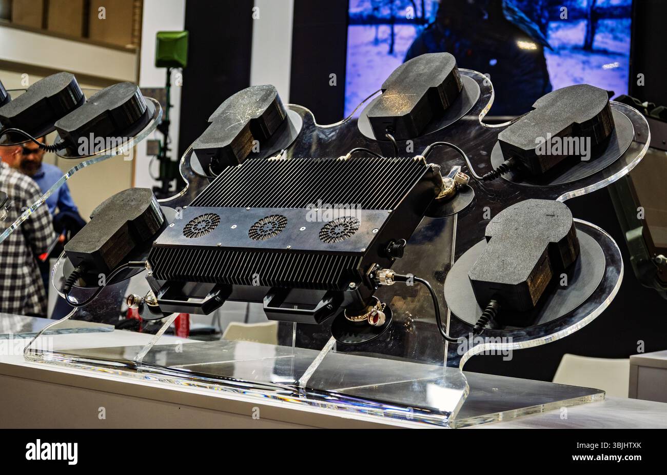 Sistema di rilevamento drone militare con più antenne per operazioni contro-UAV. Apparecchiature di guerra elettroniche progettate per rilevare e neutralizzare l'unma Foto Stock