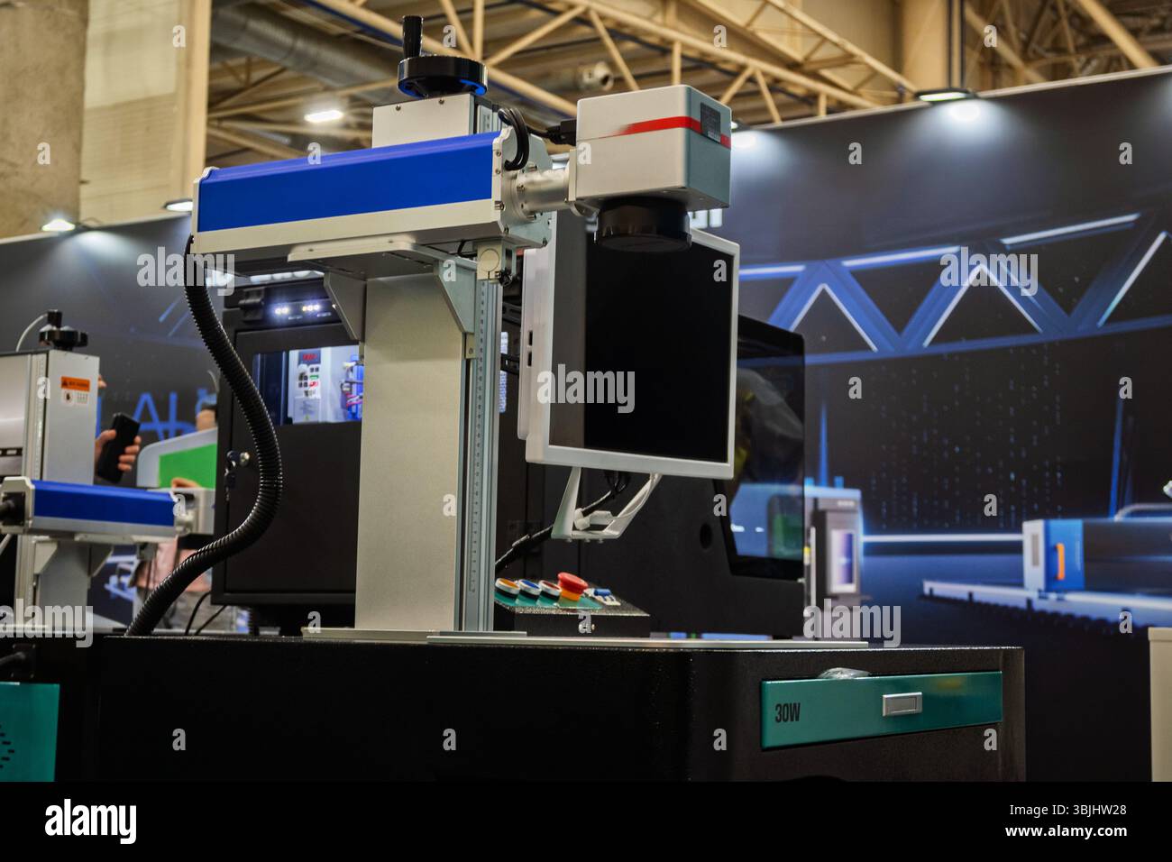 Macchina per marcatura laser di precisione per applicazioni industriali e display con tecnologia di produzione di alta qualità. Foto Stock