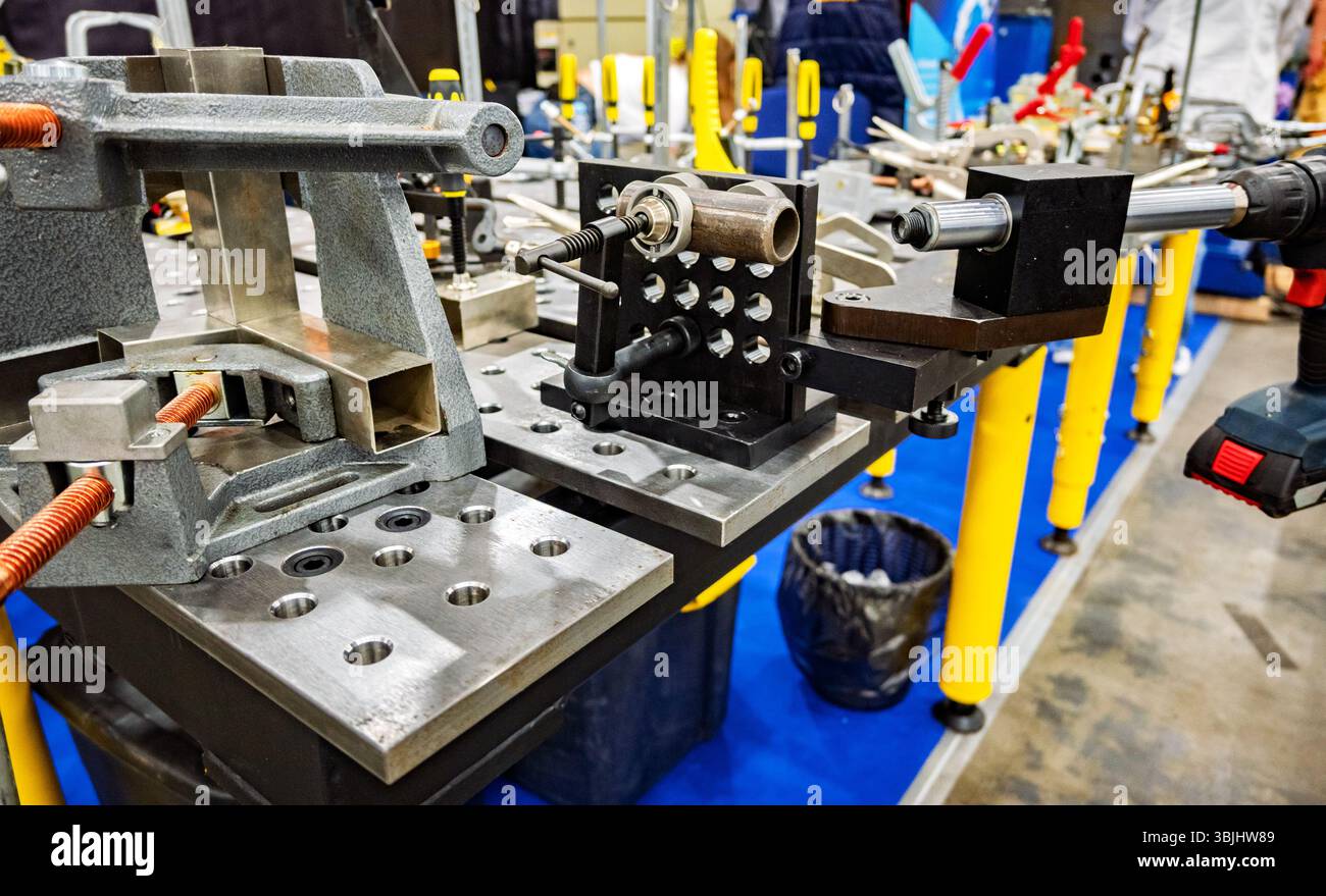 Attrezzature e utensili di lavorazione di precisione in esposizione a una fiera industriale che crea nuove opportunità di produzione. Foto Stock