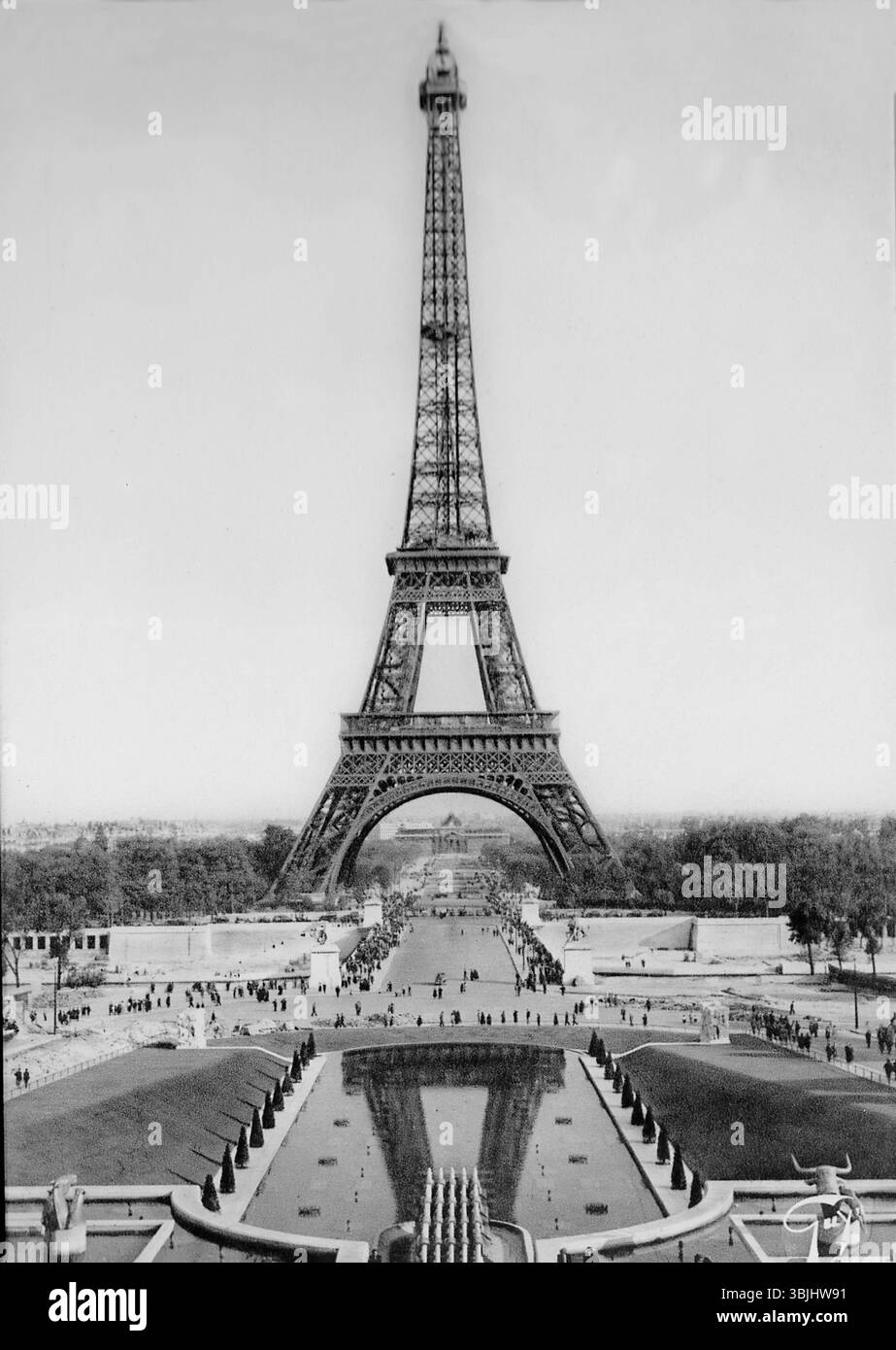 Torre Eiffel da Place du Trocadéro, punto di riferimento storico di Parigi Foto Stock