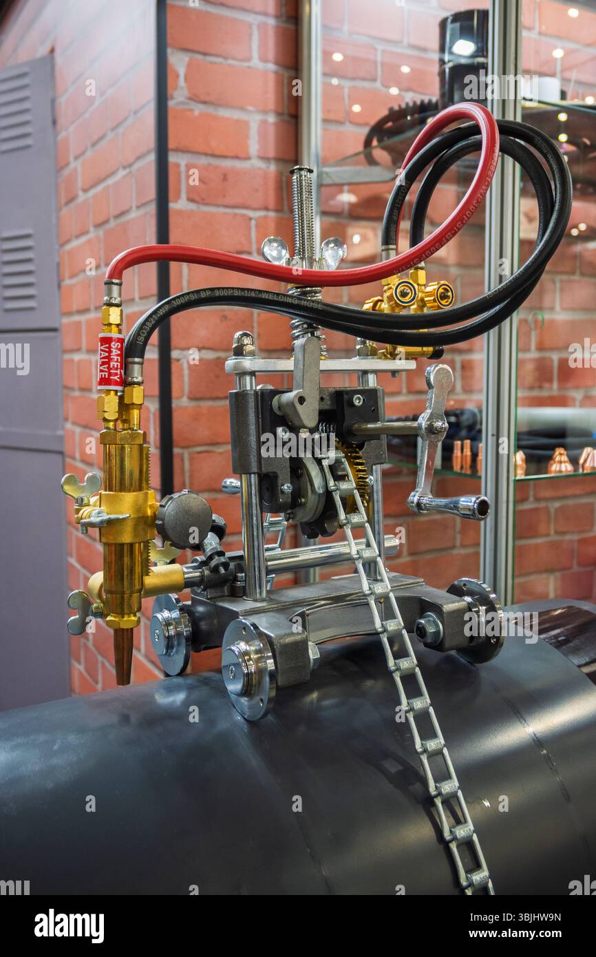 Utensile per taglio tubi con catena e torcia per applicazioni industriali e progetti di costruzione. Foto Stock