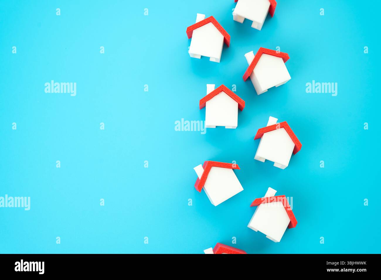 Una linea di figure domestiche. Case e immobili. Servizi immobiliari per l'acquisto e la vendita. Acquisto di casa. Elenchi di immobili residenziali. Foto Stock