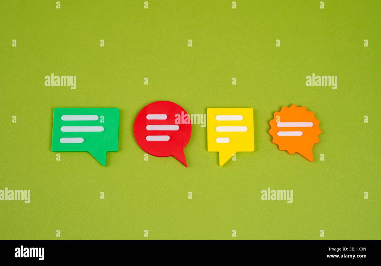 Cloud di conversazione multicolore. Comunicazione e condivisione di idee. Conversazioni e chat. Commenti e opinioni. Idee diverse, comunicazione, chat Foto Stock