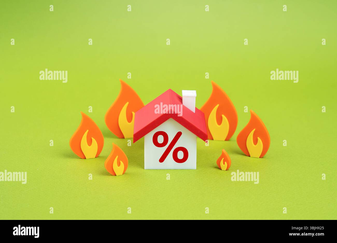 Casa con interesse circondata dal fuoco. Elevato carico di debito dovuto al tasso di interesse sul prestito. Offerta ipotecaria favorevole. Tassi mutui in aumento, debito elevato Foto Stock