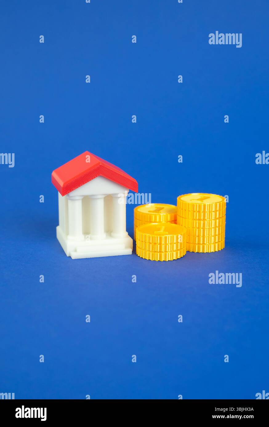 Edificio bancario e monete. Stato e budget. Finanze pubbliche, riserve governative, finanziamenti di bilancio e politica fiscale. Foto Stock