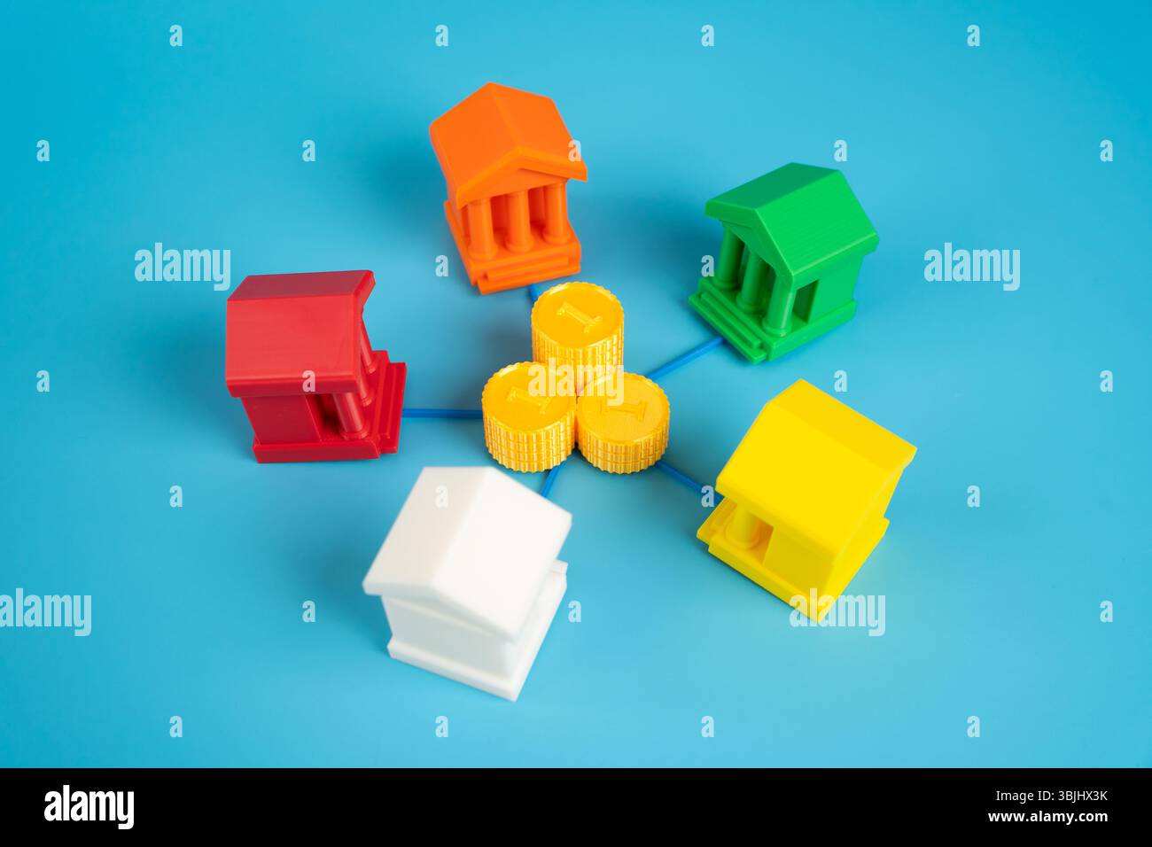 Pile di monete e banche in giro. Politica finanziaria. Capitalizzazione delle banche. Riserve bancarie e strategie di accumulo di capitale che rafforzano Foto Stock