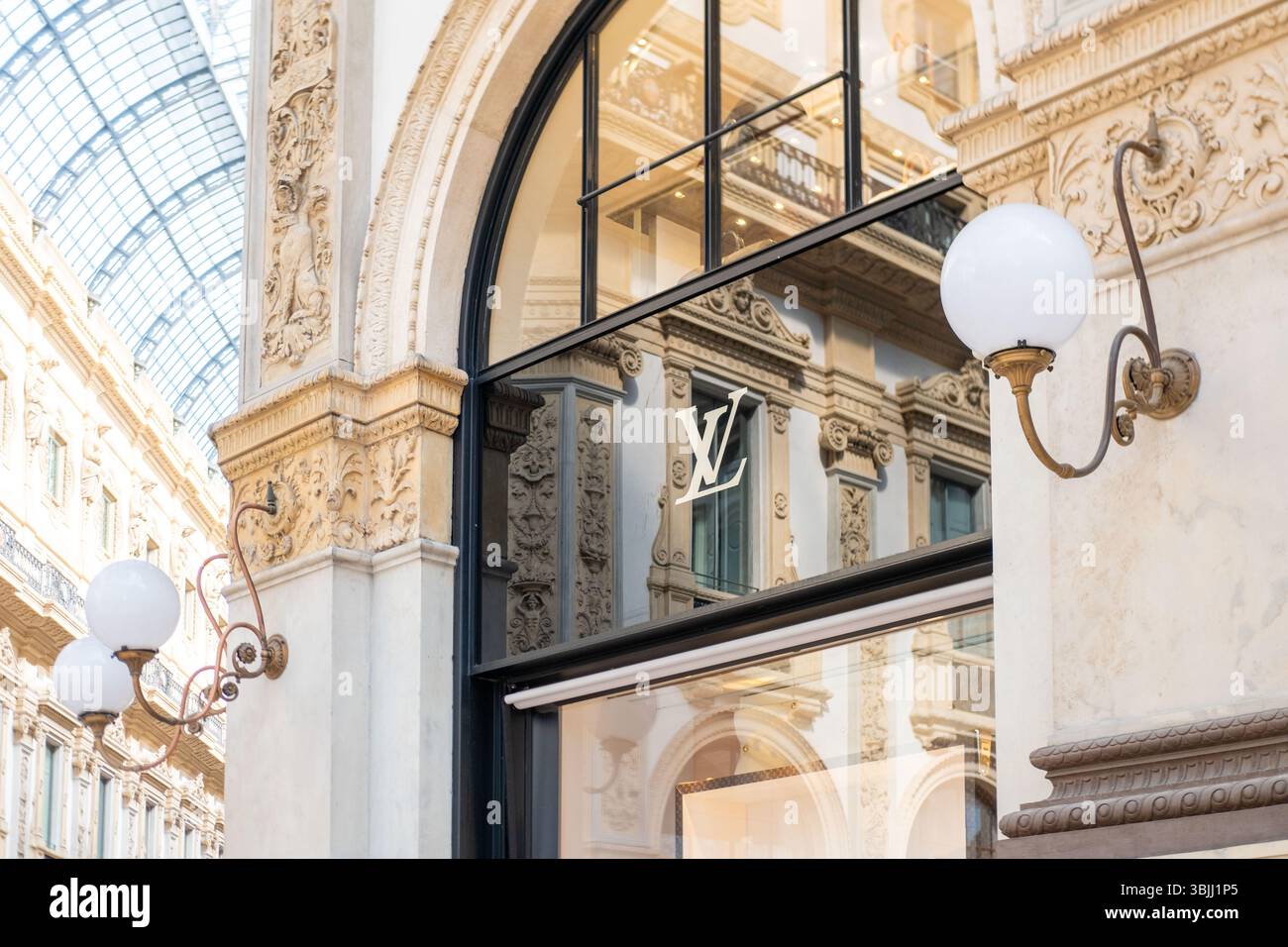 Iconica boutique Louis Vuitton, negozio di lusso a Milano, facciata di alta moda Galleria Vittorio Emanuele, capitale mondiale della moda, Quadrilatero Foto Stock