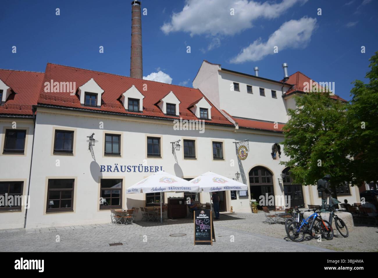 Schierling ist ein Markt im Oberpfälzer Landkreis Regensburg a Bayern. Schierling ist ein bedeutender Gewerbestandort und die südlichste Gemeinde der Oberpfalz. VOR den Toren Schierlings besiegte Napoleon mit seinen Verbündeten in der Schlacht bei Eggmühl die Österreicher. Bereits zu Zeiten Kaiser Ottos I. bezog dieser bei der Belagerung von Regensburg an der von den Römern gebauten via Claudia Augusta, der Strasse mit dem Namen ihres Kaisers Augustus, Sein Hauptquartier a Schierling. Foto: Bräustüberl, Brauhaus bzw Bier - Brauerei in Schierling *** Schierling è una città commerciale situata nell'alta P Foto Stock