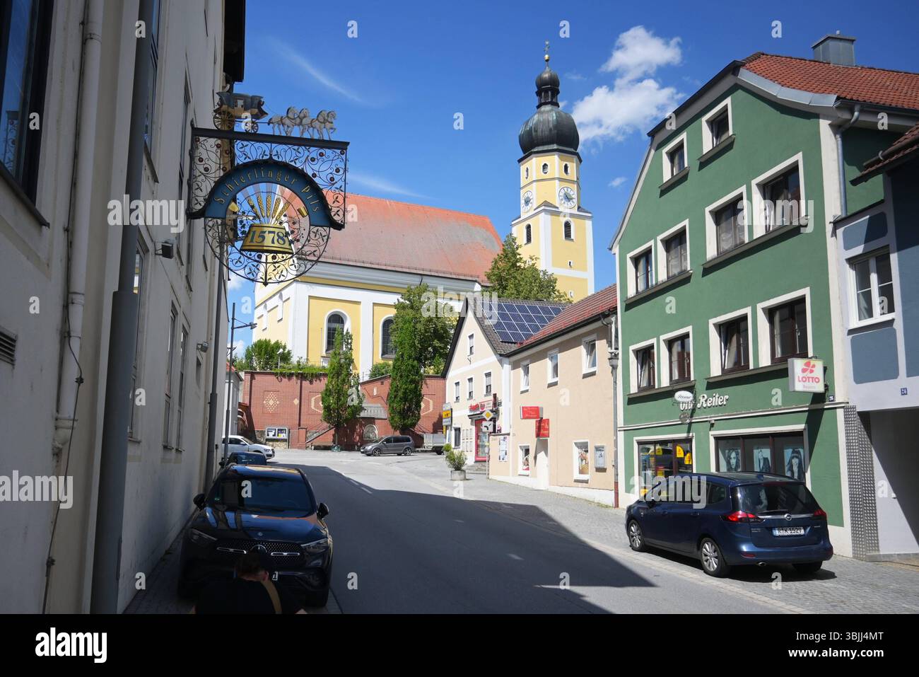 Schierling ist ein Markt im Oberpfälzer Landkreis Regensburg a Bayern. Schierling ist ein bedeutender Gewerbestandort und die südlichste Gemeinde der Oberpfalz. VOR den Toren Schierlings besiegte Napoleon mit seinen Verbündeten in der Schlacht bei Eggmühl die Österreicher. Bereits zu Zeiten Kaiser Ottos I. bezog dieser bei der Belagerung von Regensburg an der von den Römern gebauten via Claudia Augusta, der Strasse mit dem Namen ihres Kaisers Augustus, Sein Hauptquartier a Schierling *** Schierling è una città mercato nel distretto dell'alto Palatinato di Ratisbona in Baviera Schierling è un im Foto Stock