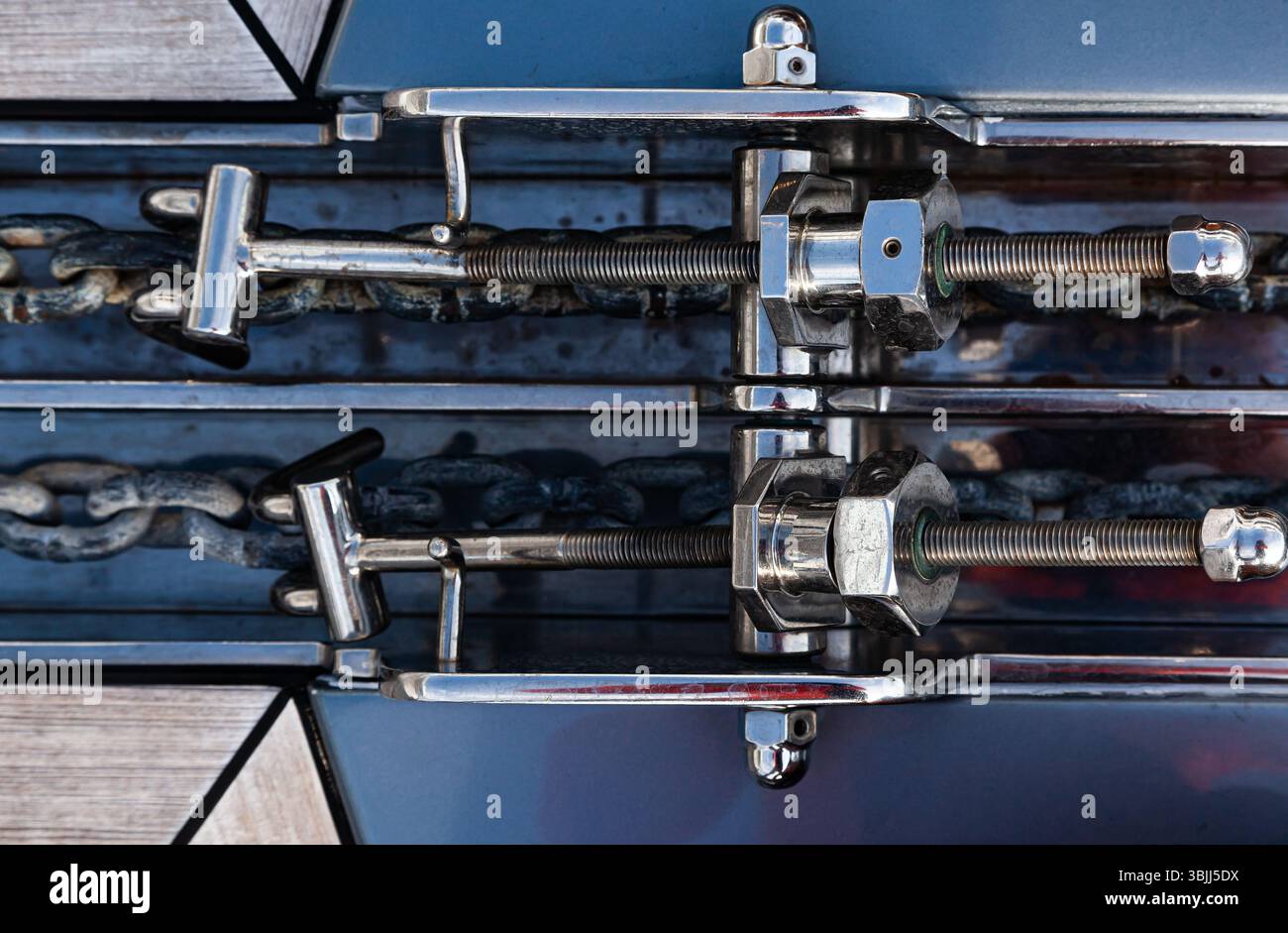 Morsetti con fermi per catena di ancoraggio sul ponte dello yacht. Foto Stock