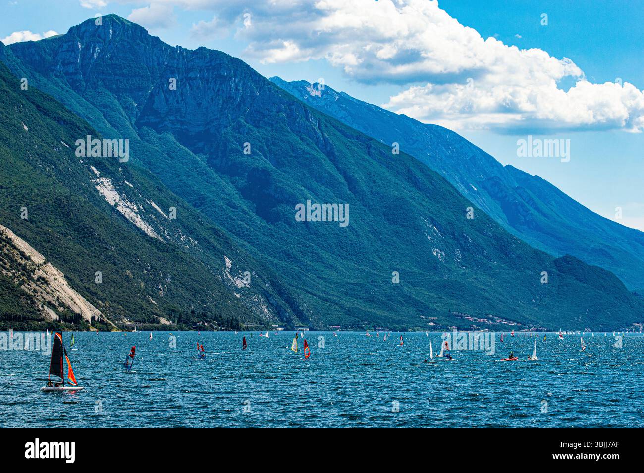 Navigare nel Lago di Garda in primavera Foto Stock
