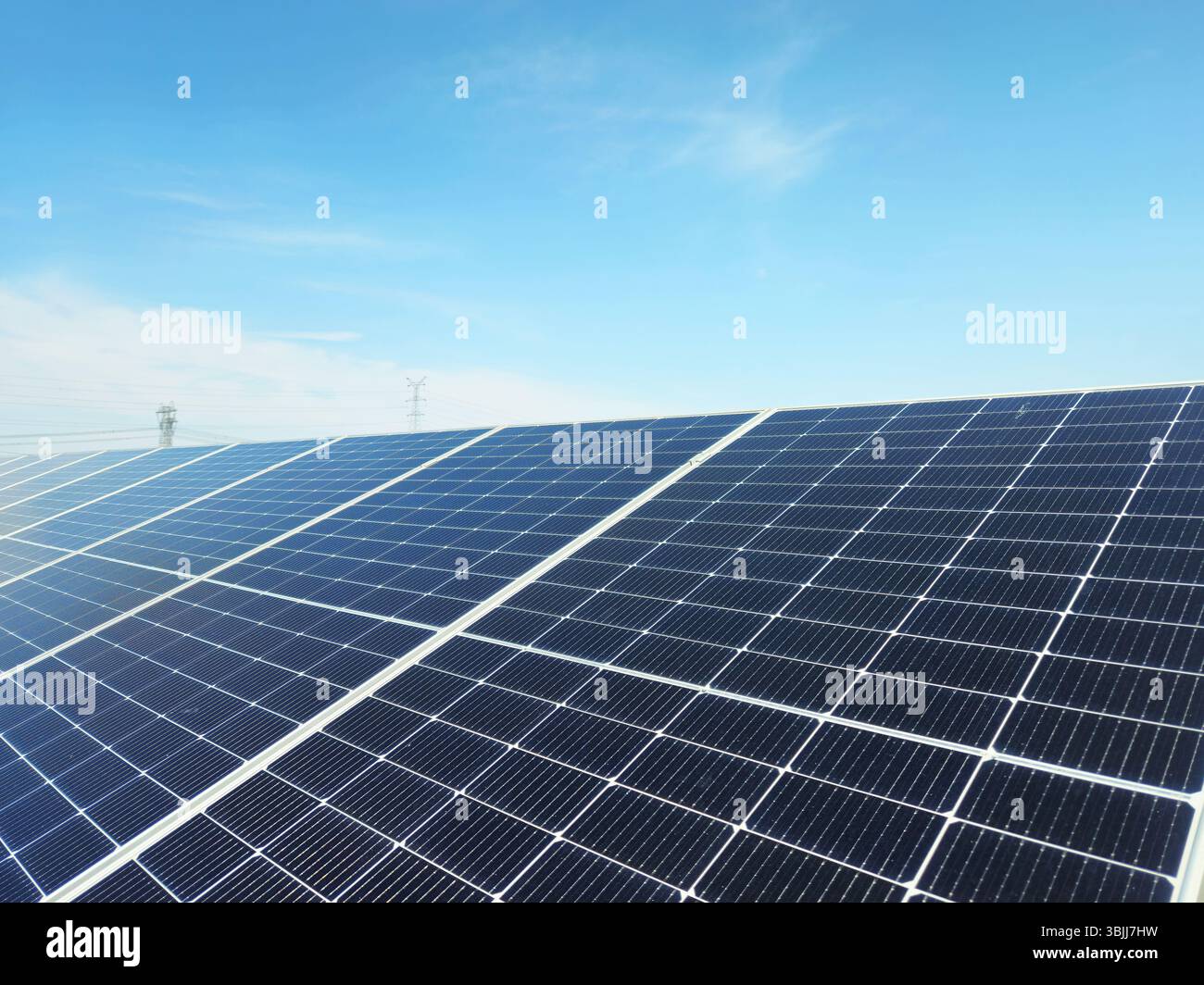 Array di pannelli solari su larga scala sotto il cielo trasparente, azienda fotovoltaica su scala utility Foto Stock
