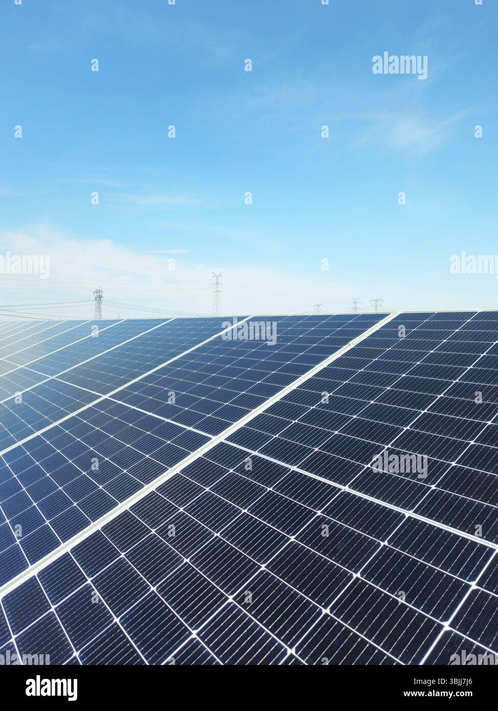 Primo piano dei pannelli fotovoltaici solari - Array diagonale sotto il cielo trasparente Foto Stock