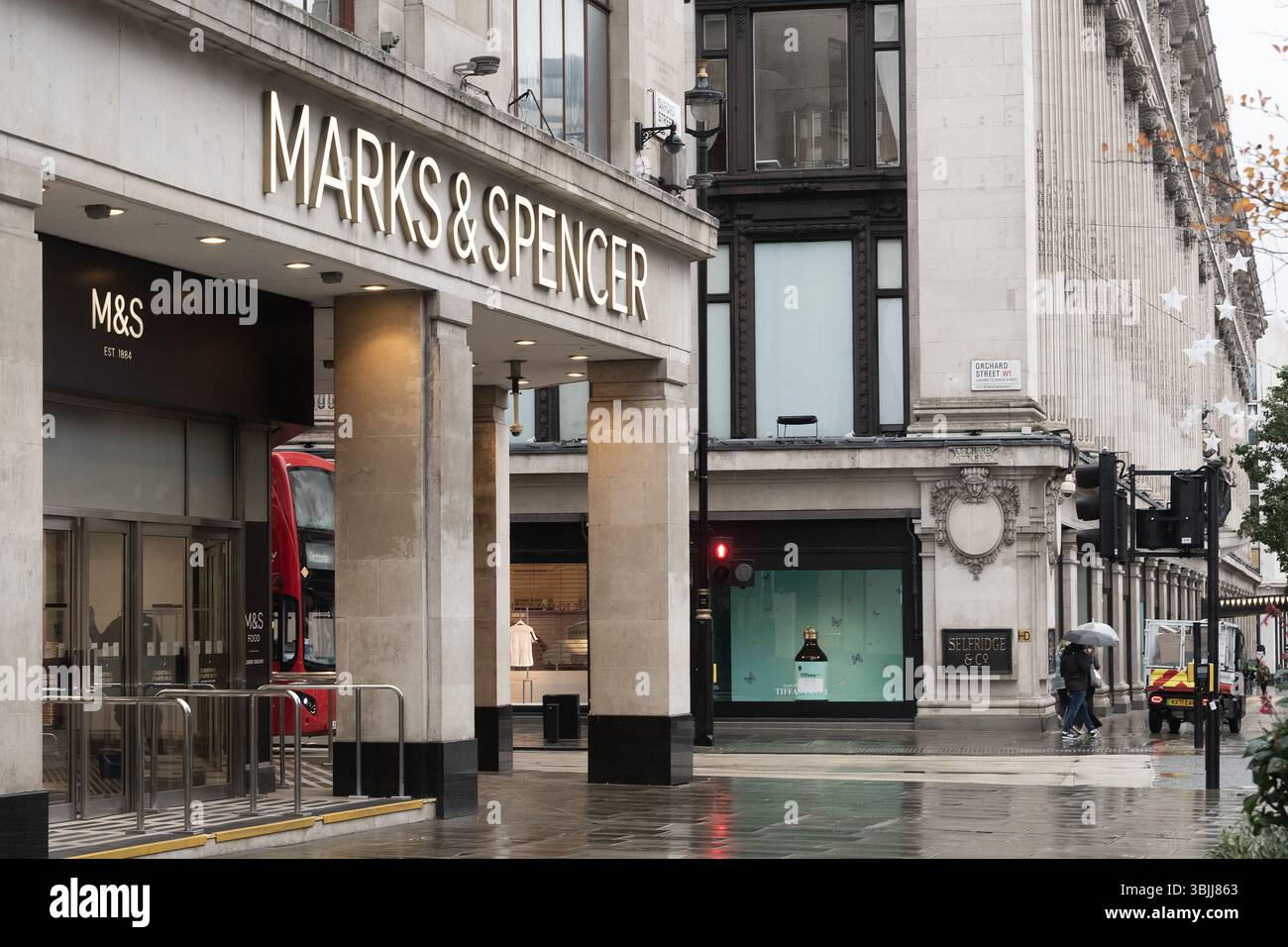 Londra, Regno Unito - 19 ottobre 2024 - ingresso del negozio Marks and Spencer a Oxford Street Foto Stock