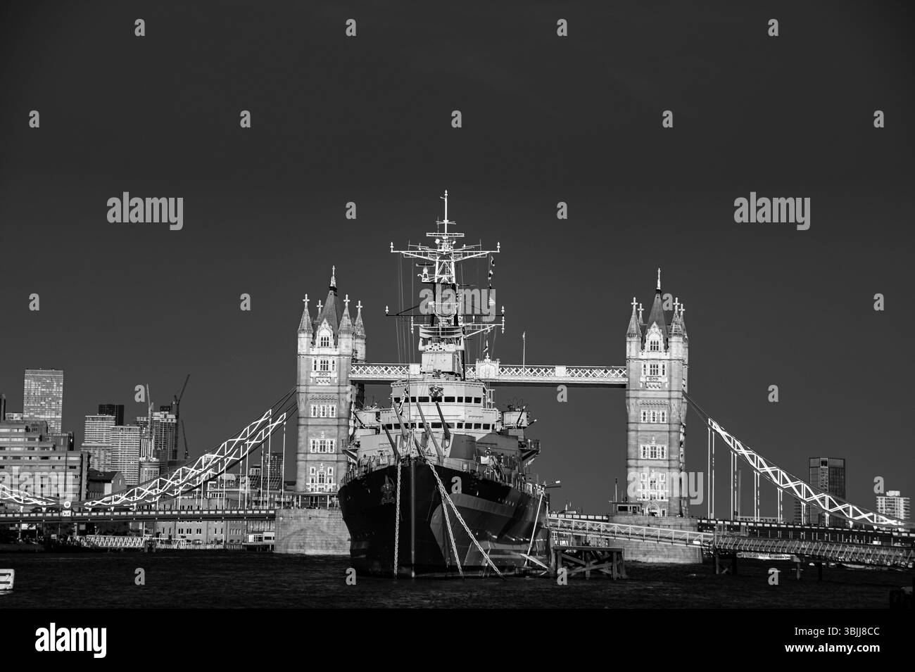 Vista sulla nave da guerra HMS Belfast e sul Tower Bridge a Londra Foto Stock