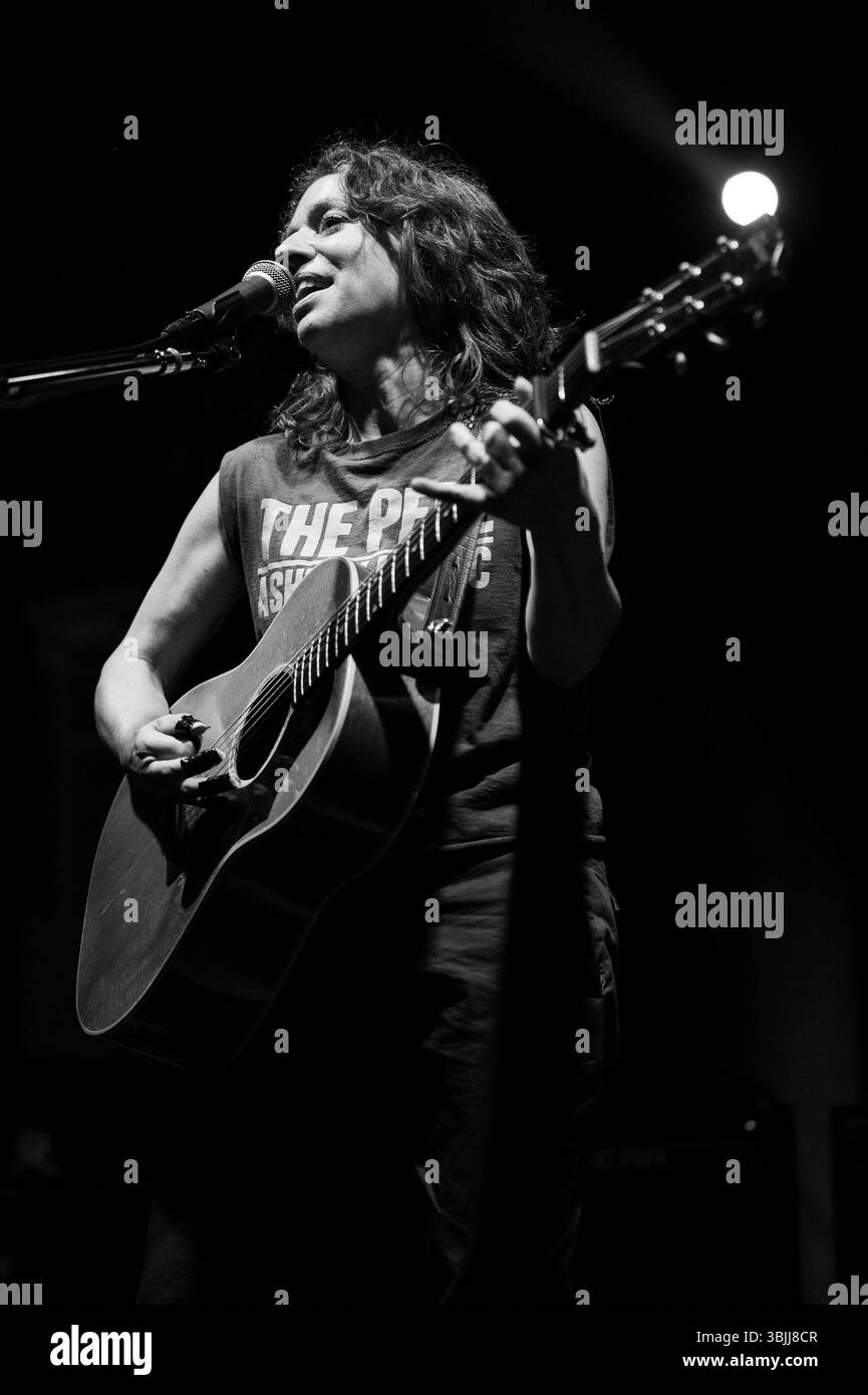 ANI di Franco si esibisce lo scorso 15 giugno 2025 a Ferrara in piazza del castello Foto Stock