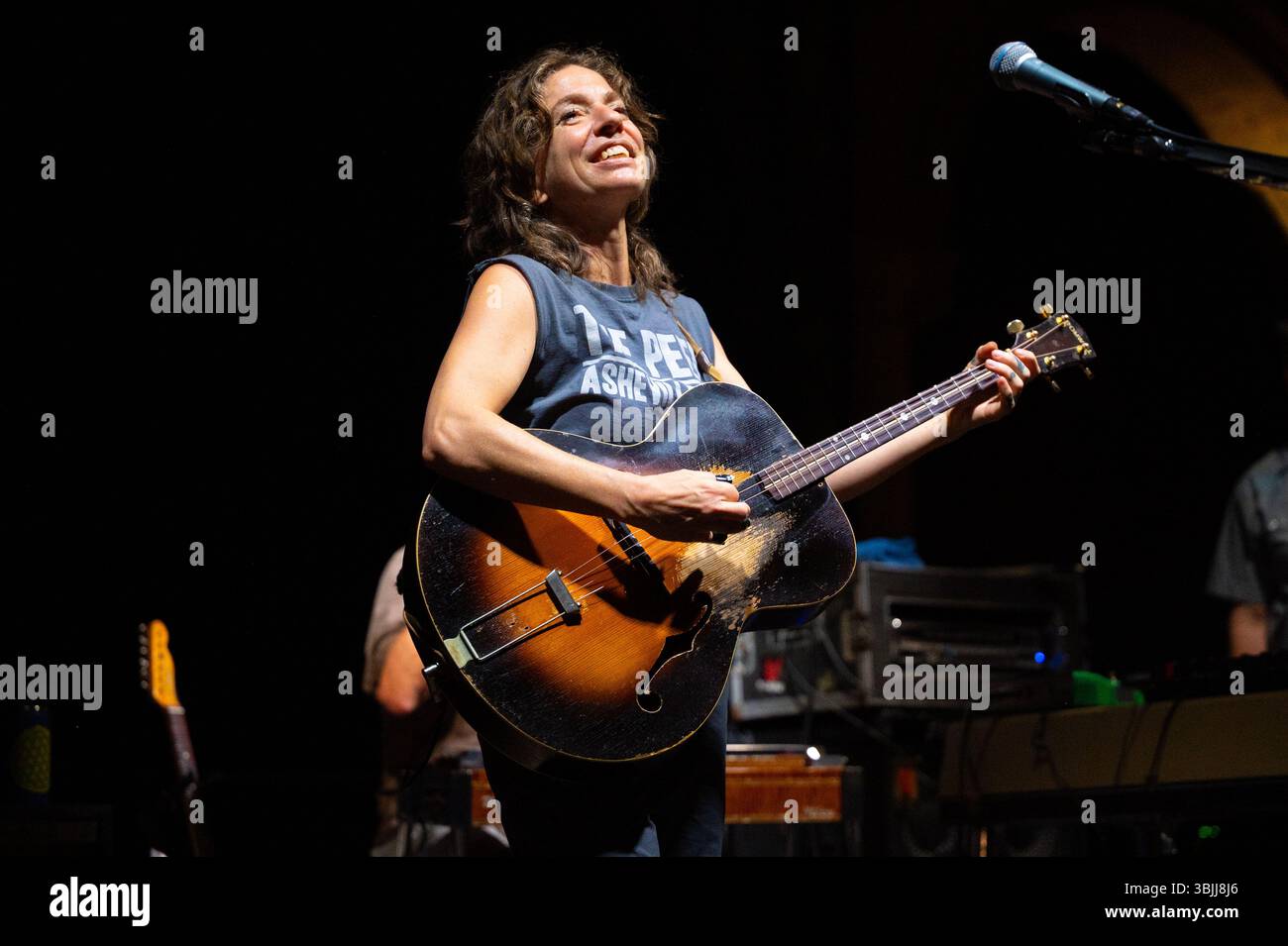 ANI di Franco si esibisce lo scorso 15 giugno 2025 a Ferrara in piazza del castello Foto Stock