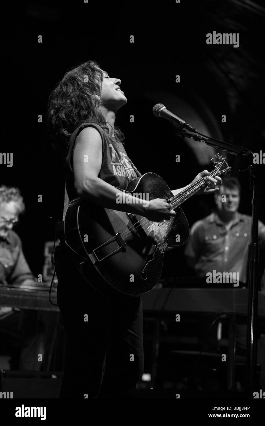 ANI di Franco si esibisce lo scorso 15 giugno 2025 a Ferrara in piazza del castello Foto Stock