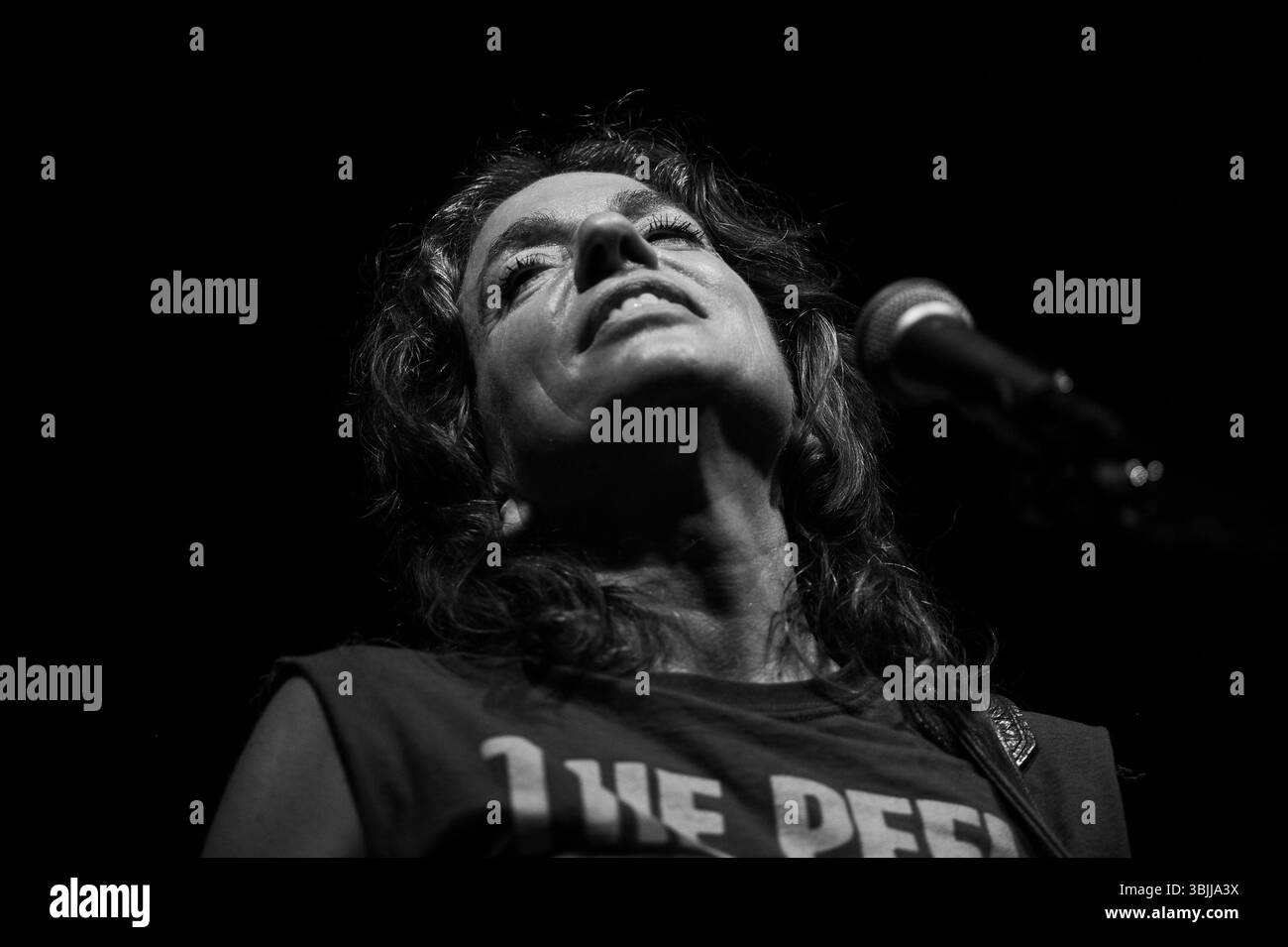 ANI di Franco si esibisce lo scorso 15 giugno 2025 a Ferrara in piazza del castello Foto Stock