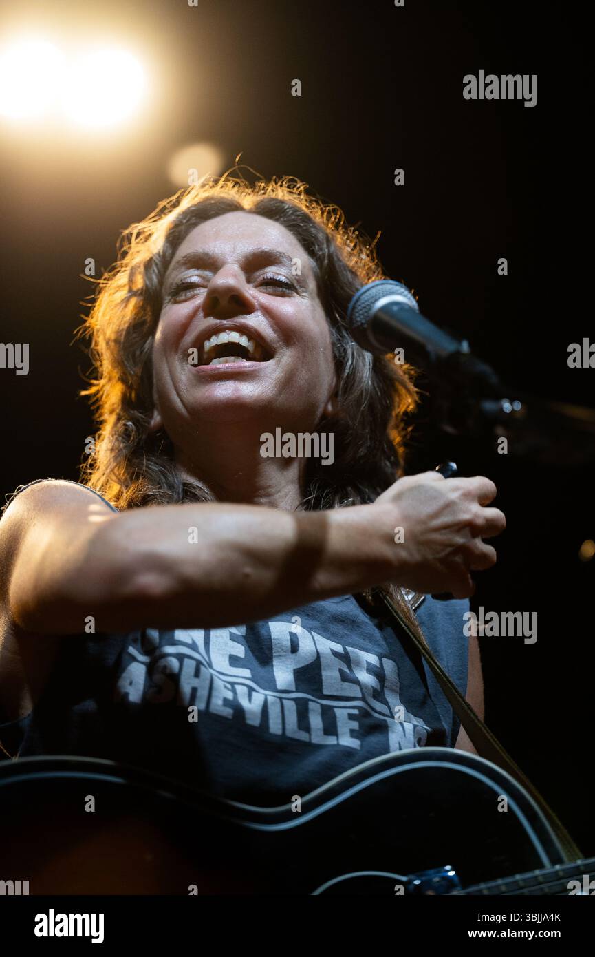 ANI di Franco si esibisce lo scorso 15 giugno 2025 a Ferrara in piazza del castello Foto Stock