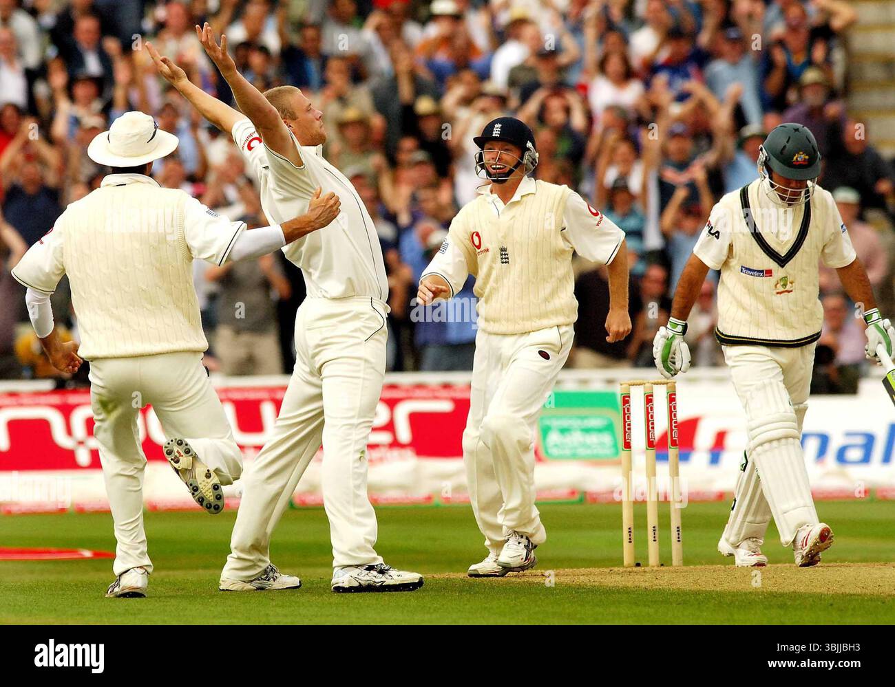 Foto del file datata 06-08-2005 dell'inglese Andrew Flintoff che celebra dopo il bowling dell'australiano Ricky Ponting a Edgbaston. Flintoff ha battuto uno dei grandi overs per licenziare Ponting per un'anatra e ha finito con sette per la partita, ma la coda dell'Australia li ha portati a distanza di contatto dal traguardo. Data di pubblicazione: Lunedì 16 giugno 2025. Foto Stock