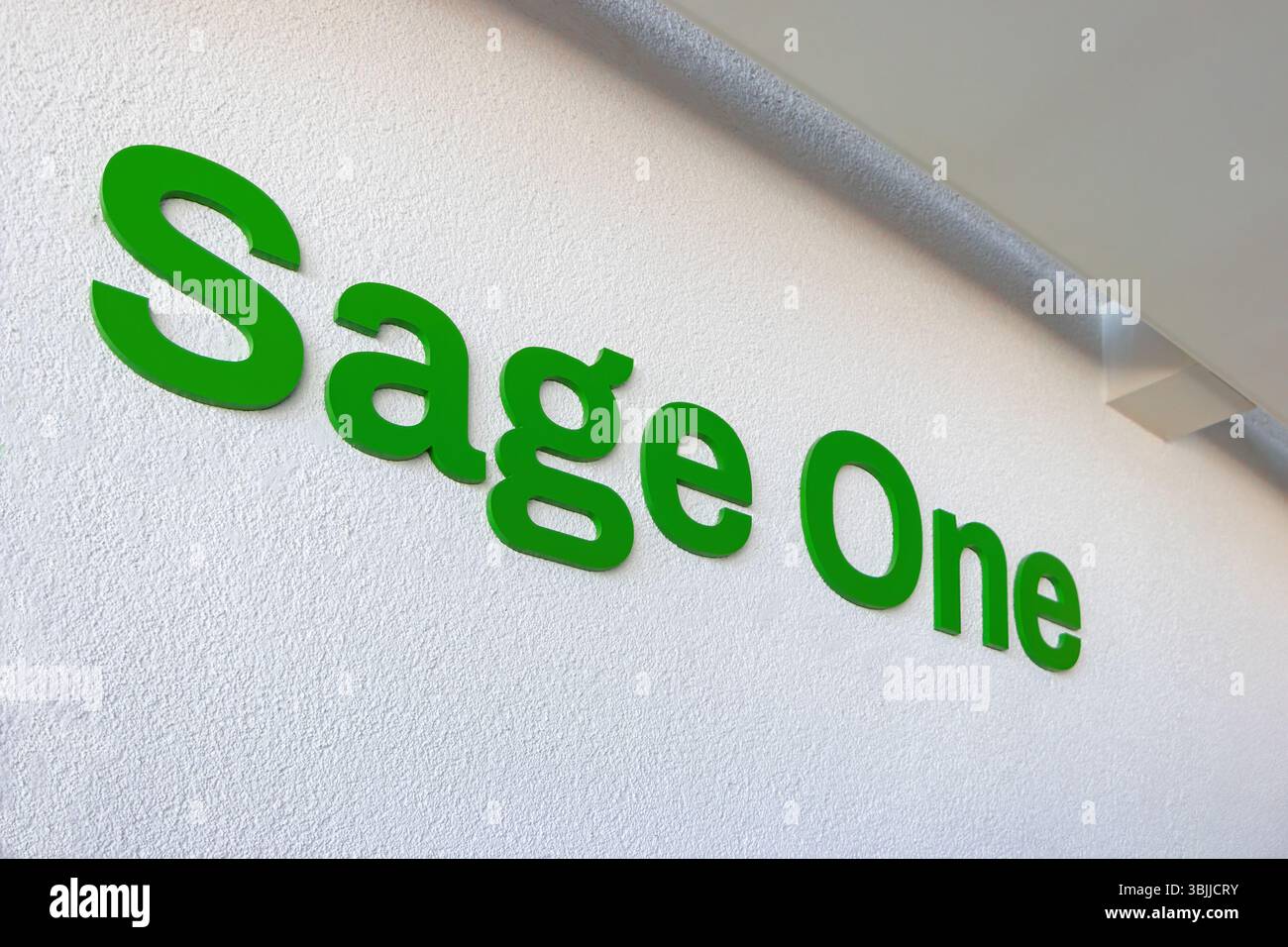 Logo Green Sage One in grassetto montato su una parete testurizzata bianca all'interno del locale gateshead Foto Stock