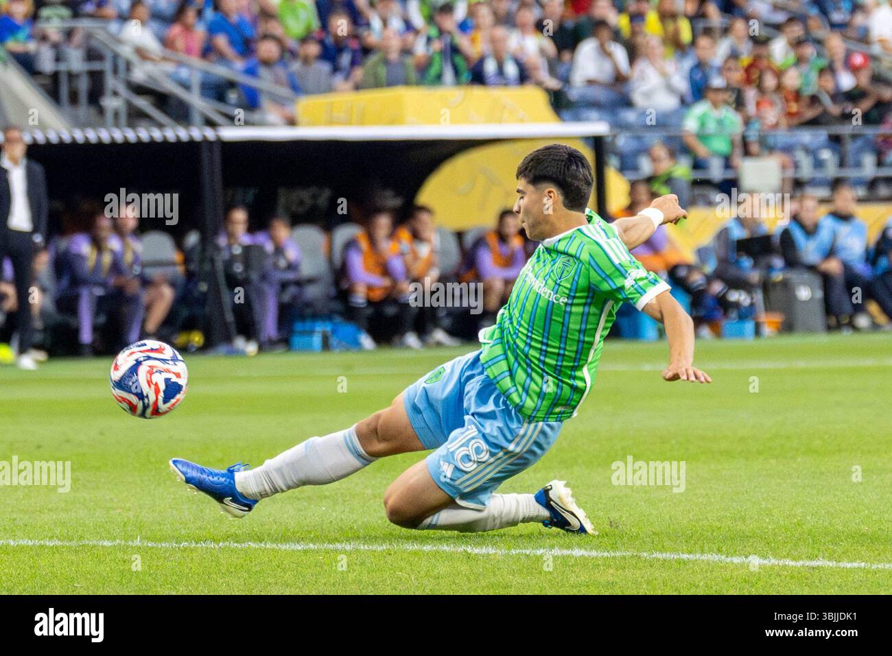 Seattle, Seattle, Stati Uniti. 15 giugno 2025. Il centrocampista dei Seattle Sounders FC Obed Vargas #18 tira un tiro in porta nella seconda metà della partita alla Coppa del mondo per club FIFA, Seattle Sounders vs Botafogo, al Lumen Field di Seattle, Washington, Stati Uniti. Crediti: ZUMA Press, Inc./Alamy Live News Foto Stock