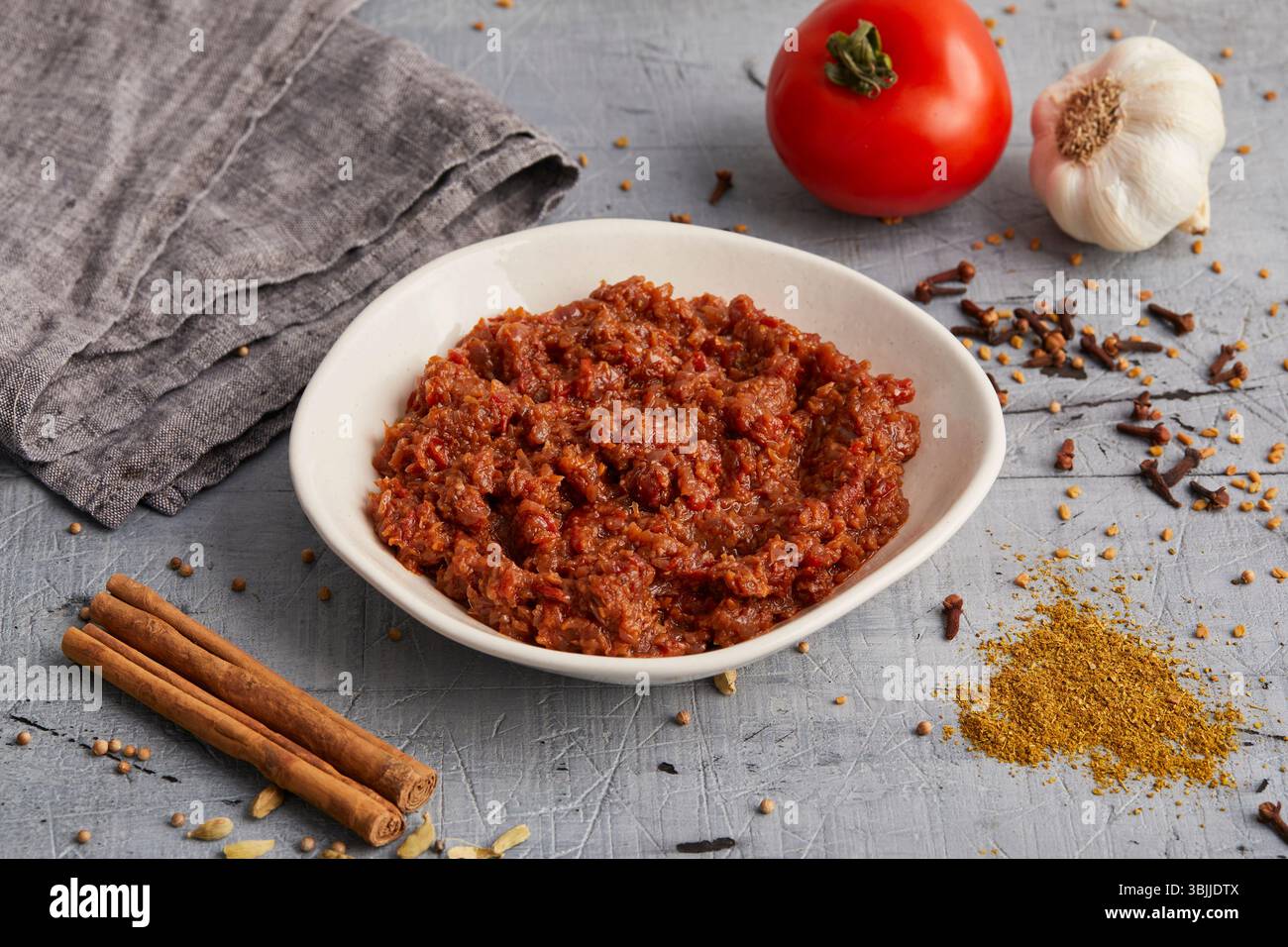 Pasta di spezie di cipolle con pomodoro indiano Foto Stock