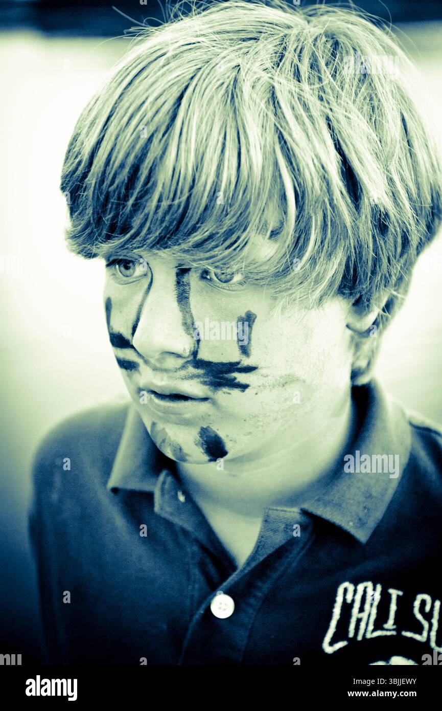 un ragazzo nella sua faccia tribale dipinge Foto Stock