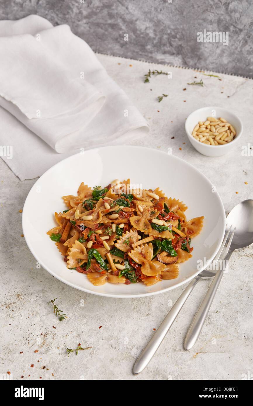 Spaghetti con tofu e spinaci Foto Stock