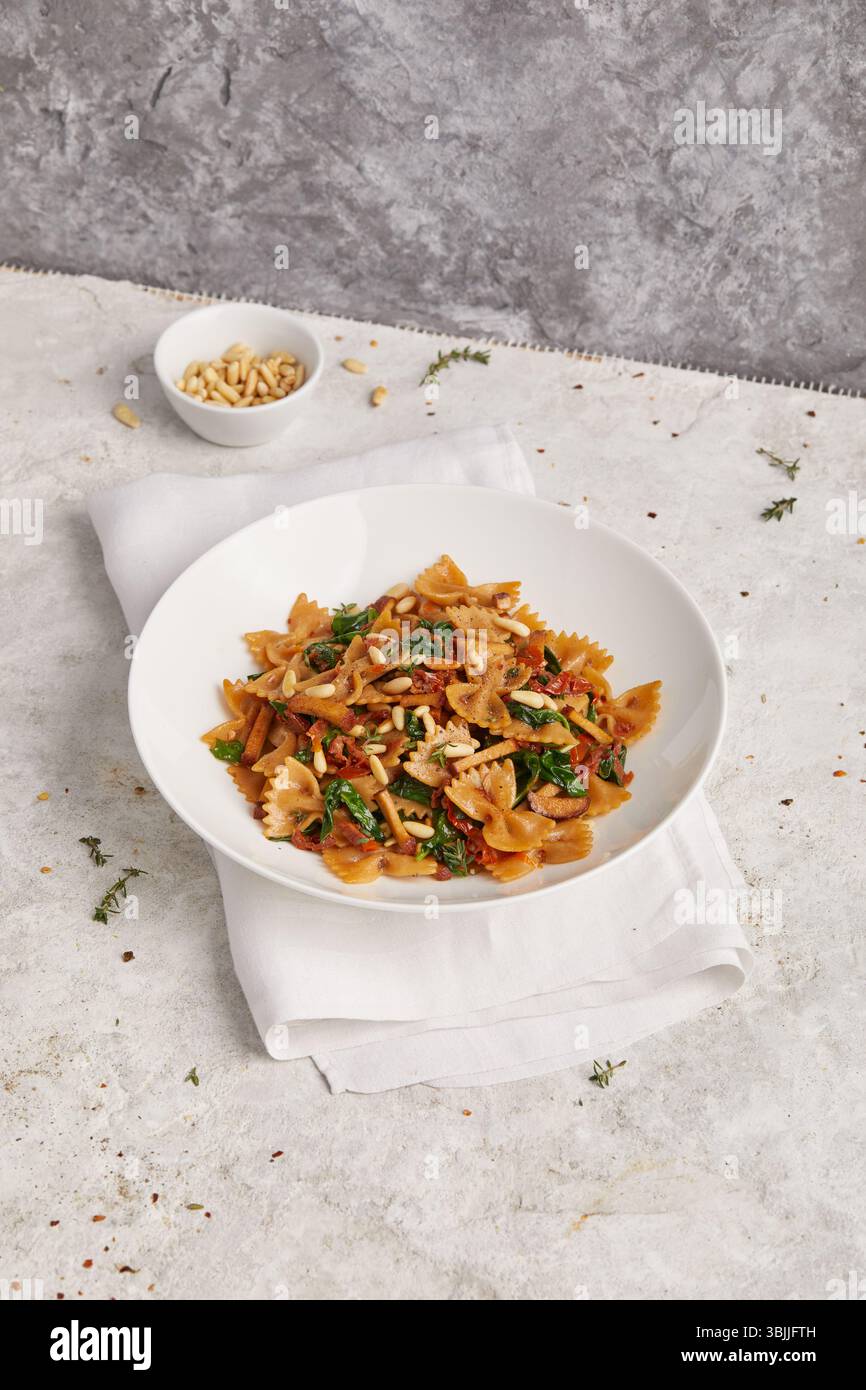 Spaghetti con tofu e spinaci Foto Stock