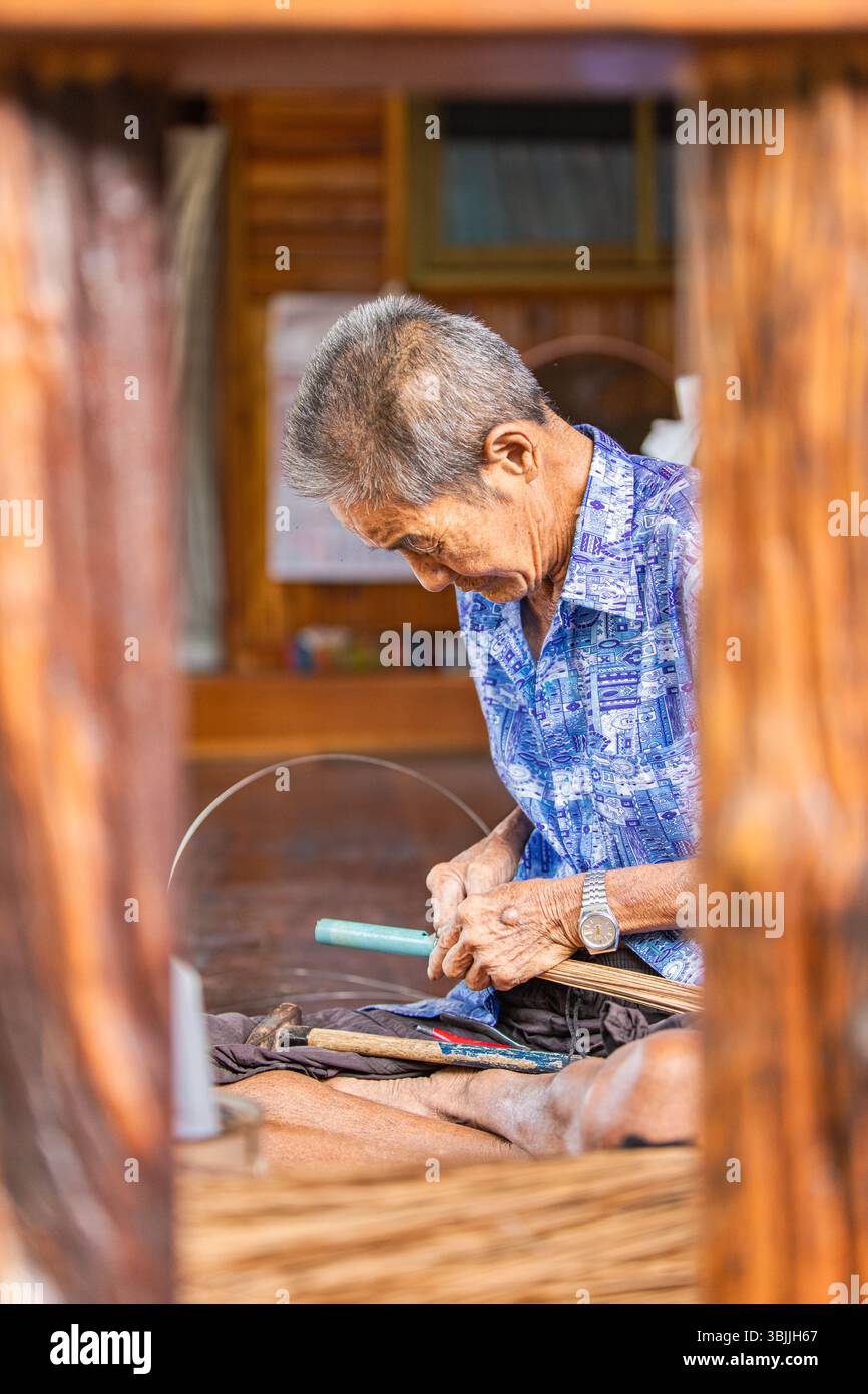 Uomo anziano che prepara la tradizionale scopa tailandese Foto Stock