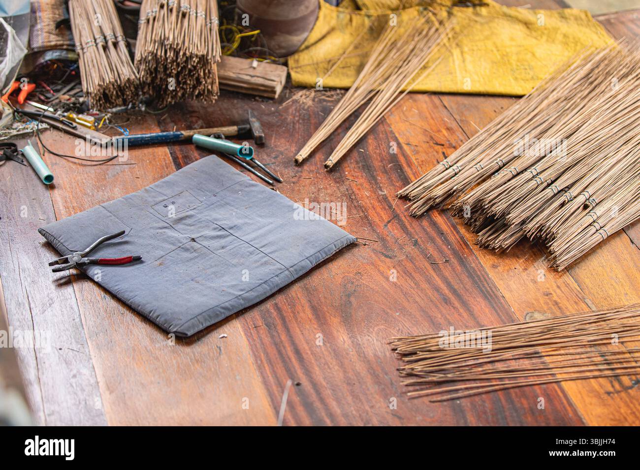 Utensili e materiali per scopa da cocco fatta a mano Foto Stock