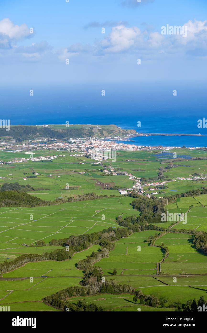 Vista panoramica dei campi di Patchwork e Praia da Vitoria da Serra do Cume. Paesaggio dell'isola di Terceira, costa delle Azzorre, pascoli verdi, tour delle Azzorre Foto Stock