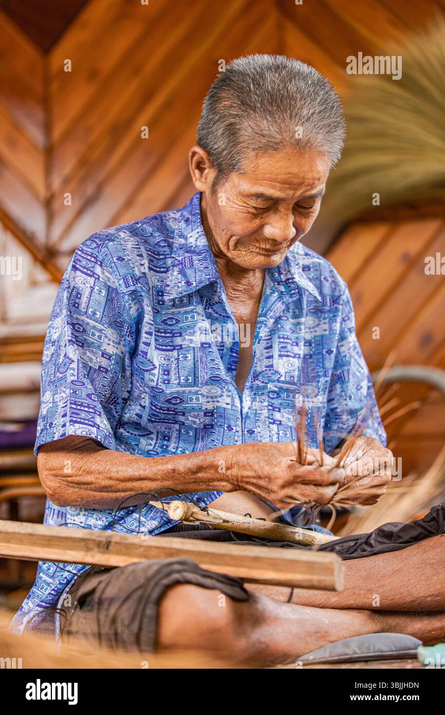 Preparazione della foglia di cocco per la scopa fatta a mano Foto Stock