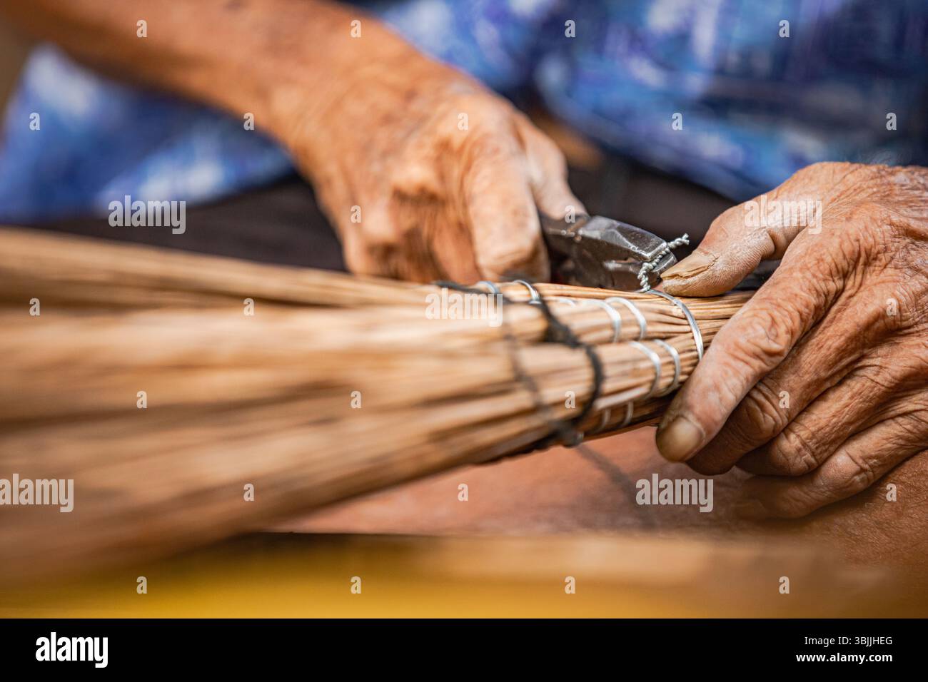 Legare saldamente la scopa con precisione artigianale Foto Stock