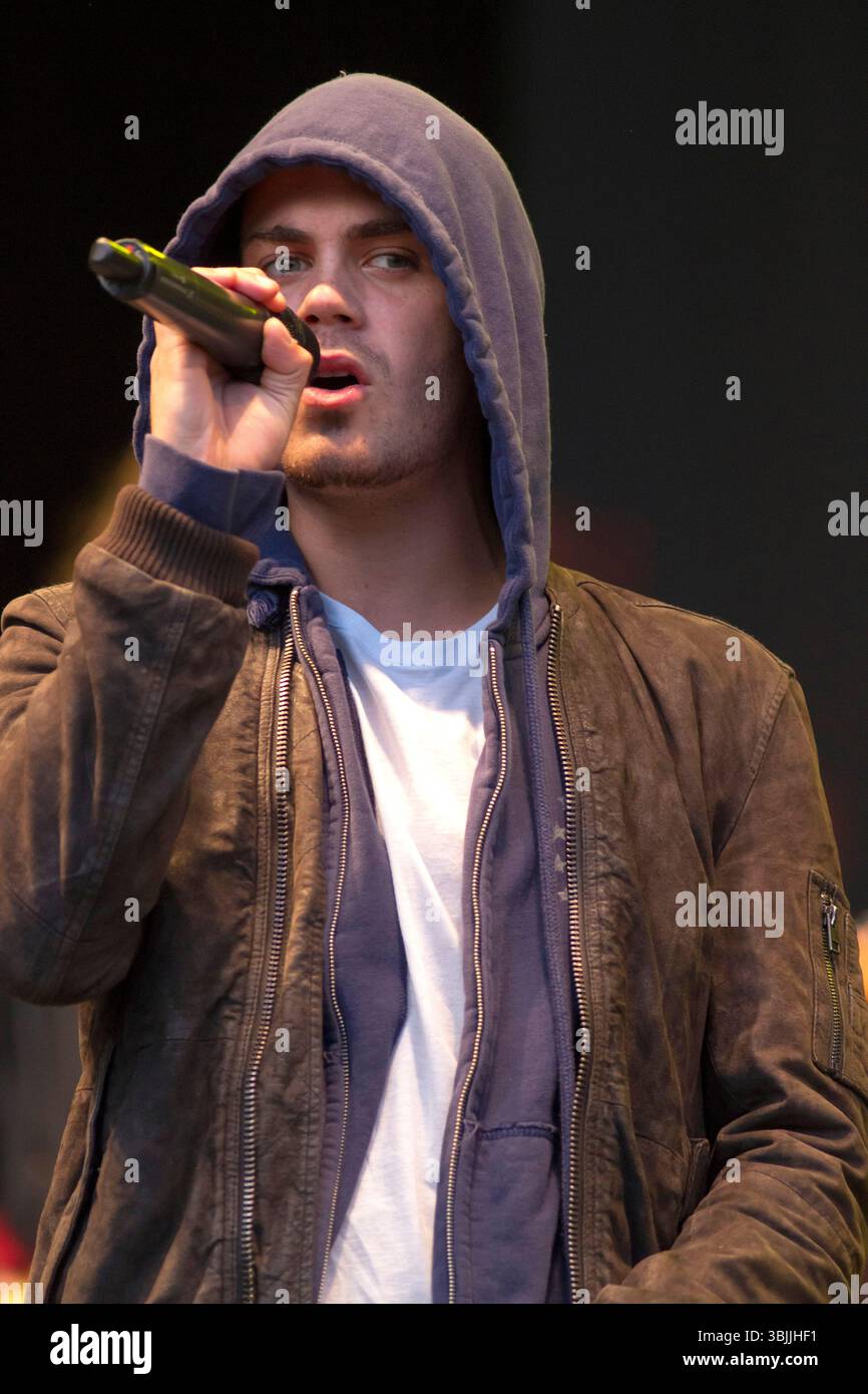 Max George of the Wanted si esibisce all'Olympic Torch Event al Cannon Hill Park di Birmingham - 30 giugno 2012 FAMOUS PICTURES AND FEATURES AGENCY 13 HARWOOD ROAD LONDRA SW6 4QP REGNO UNITO tel +44 (0) 20 7731 9333 fax +44 (0) 20 7731 9330 e-mail info@famous.uk.com www.famous.uk.com FAM45496 Foto Stock