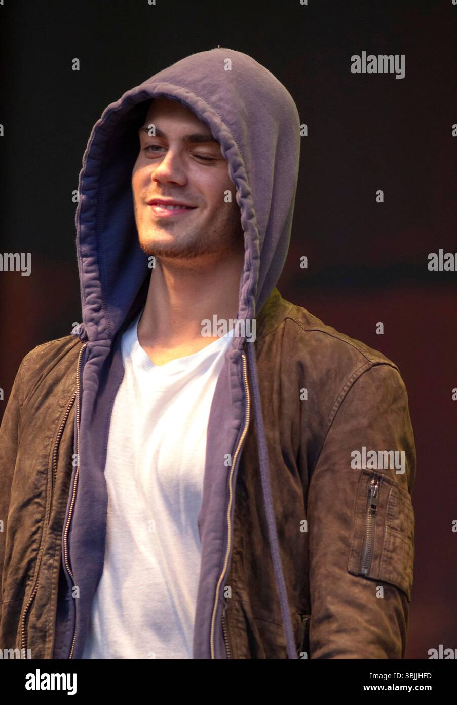 Max George of the Wanted si esibisce all'Olympic Torch Event al Cannon Hill Park di Birmingham - 30 giugno 2012 FAMOUS PICTURES AND FEATURES AGENCY 13 HARWOOD ROAD LONDRA SW6 4QP REGNO UNITO tel +44 (0) 20 7731 9333 fax +44 (0) 20 7731 9330 e-mail info@famous.uk.com www.famous.uk.com FAM45496 Foto Stock