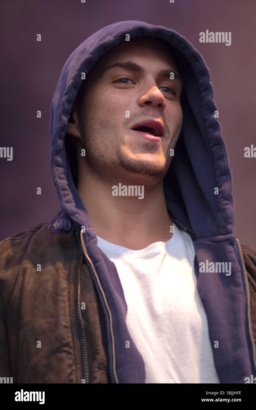 Max George of the Wanted si esibisce all'Olympic Torch Event al Cannon Hill Park di Birmingham - 30 giugno 2012 FAMOUS PICTURES AND FEATURES AGENCY 13 HARWOOD ROAD LONDRA SW6 4QP REGNO UNITO tel +44 (0) 20 7731 9333 fax +44 (0) 20 7731 9330 e-mail info@famous.uk.com www.famous.uk.com FAM45496 Foto Stock