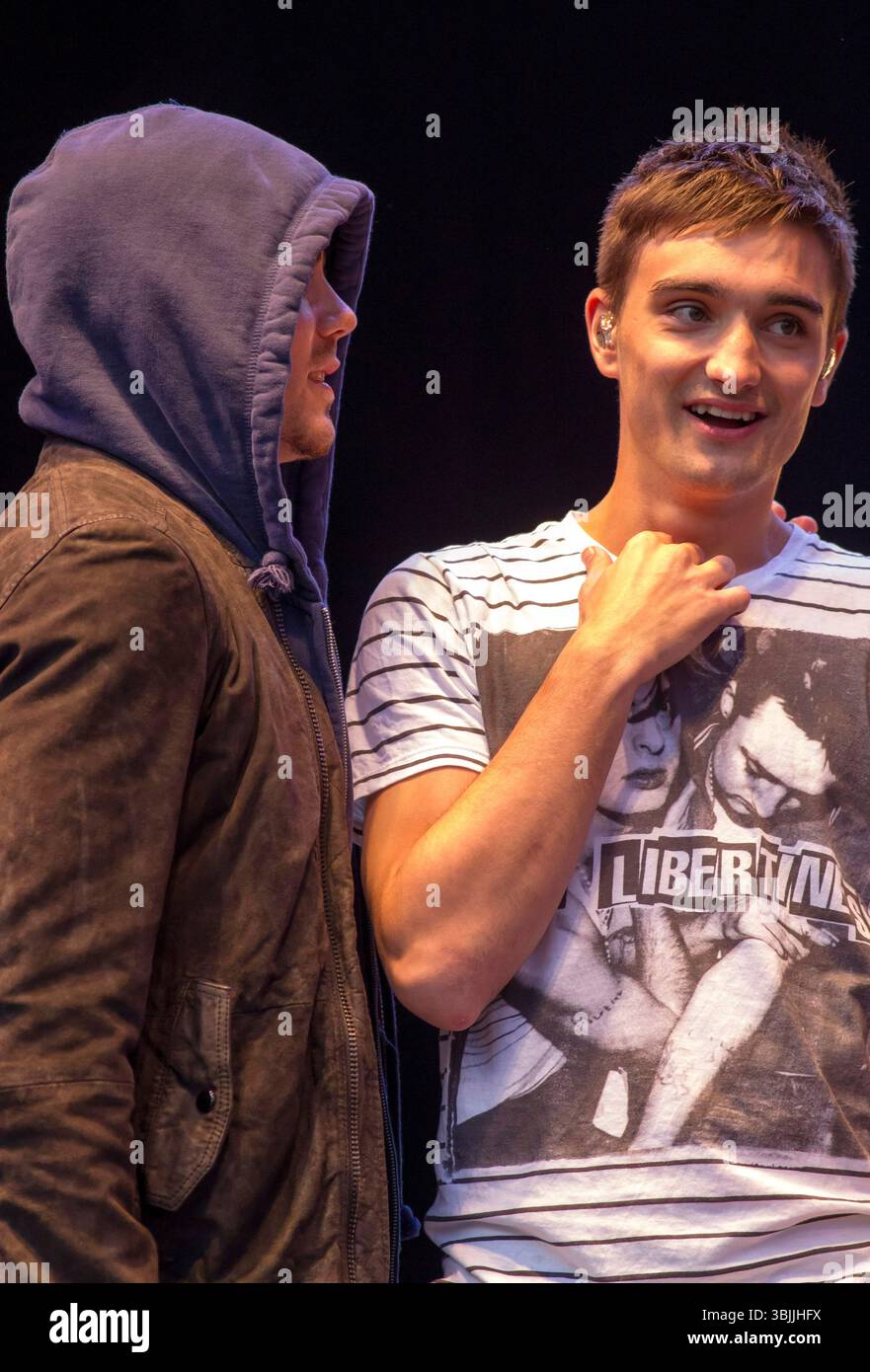 Max George e Tom Parker dei Wanted si esibiscono all'Olympic Torch Event al Cannon Hill Park di Birmingham - 30 giugno 2012 FAMOSE FOTO E CARATTERISTICHE AGENZIA 13 HARWOOD ROAD LONDRA SW6 4QP REGNO UNITO tel +44 (0) 20 7731 9333 fax +44 (0) 20 7731 9330 e-mail info@famous.uk.com www.famous.uk.com FAM45496 Foto Stock