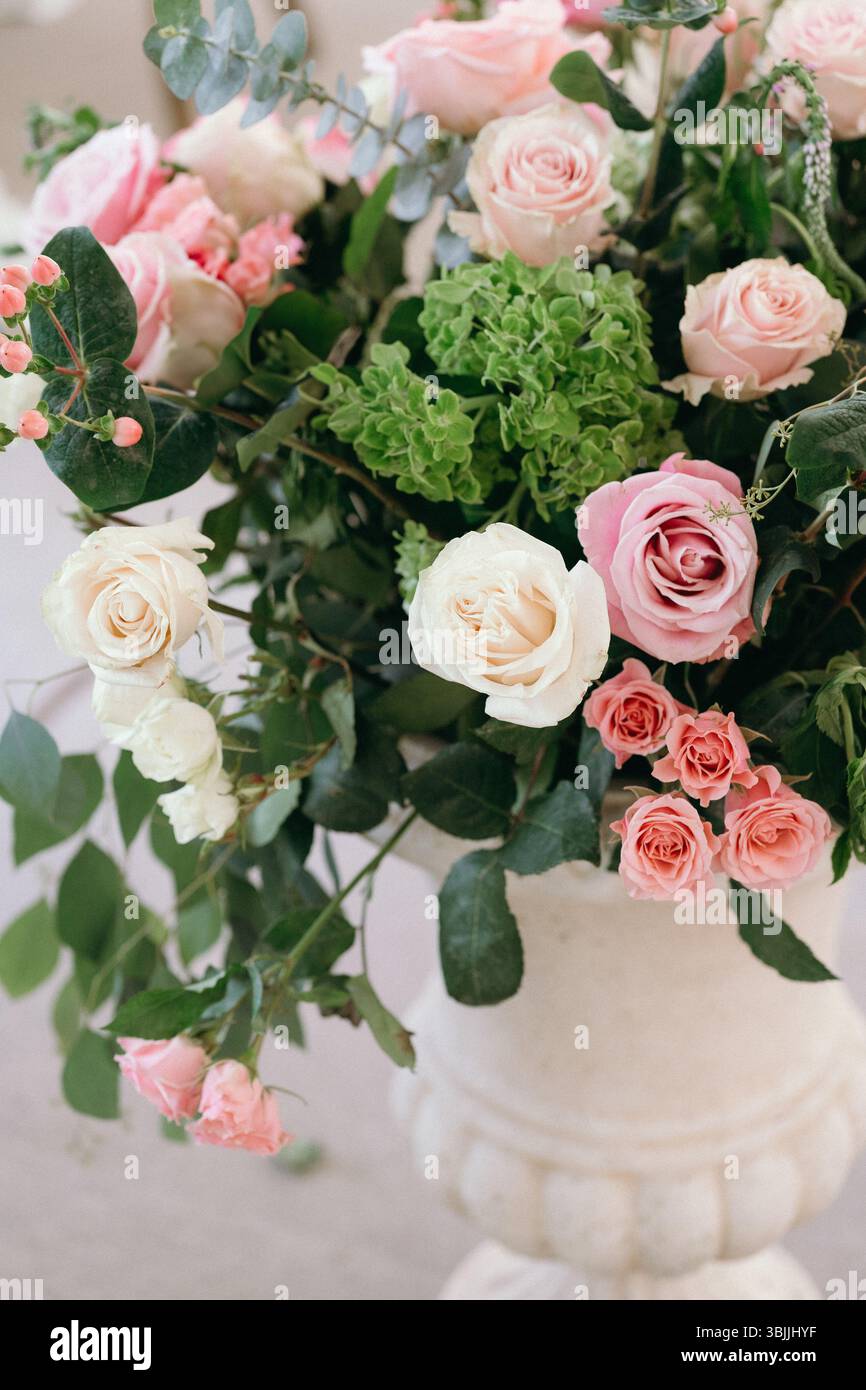 Elegante composizione floreale con rose rosa Foto Stock