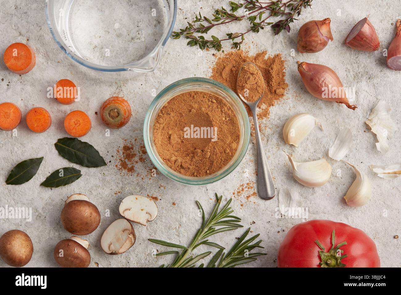 Polvere di jus: Salsa ricca in un piccolo vaso di vetro Foto Stock