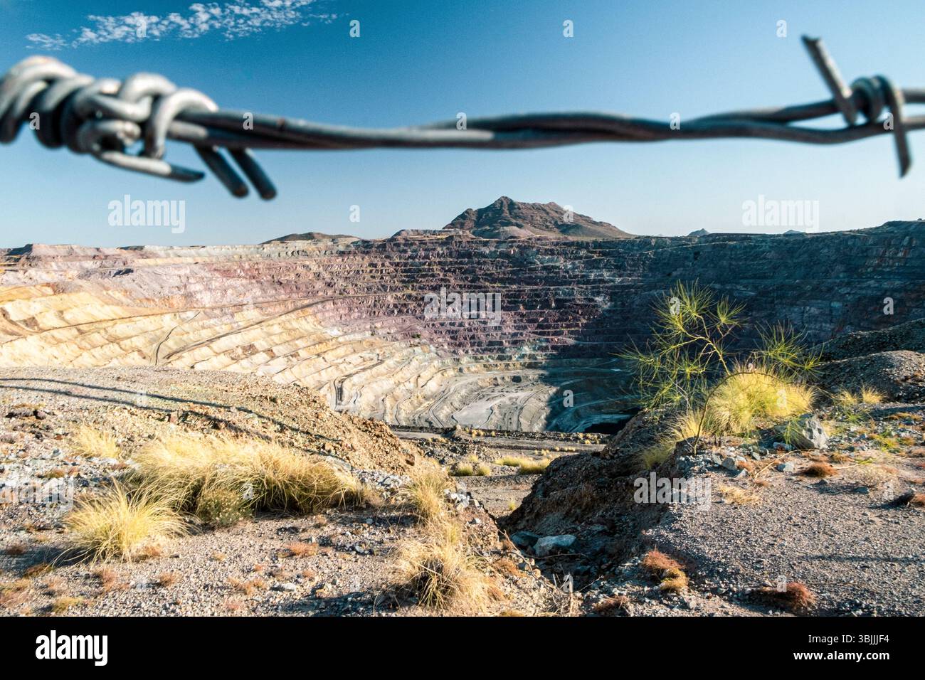 Filo spinato sopra una miniera di fossa abbandonata Foto Stock