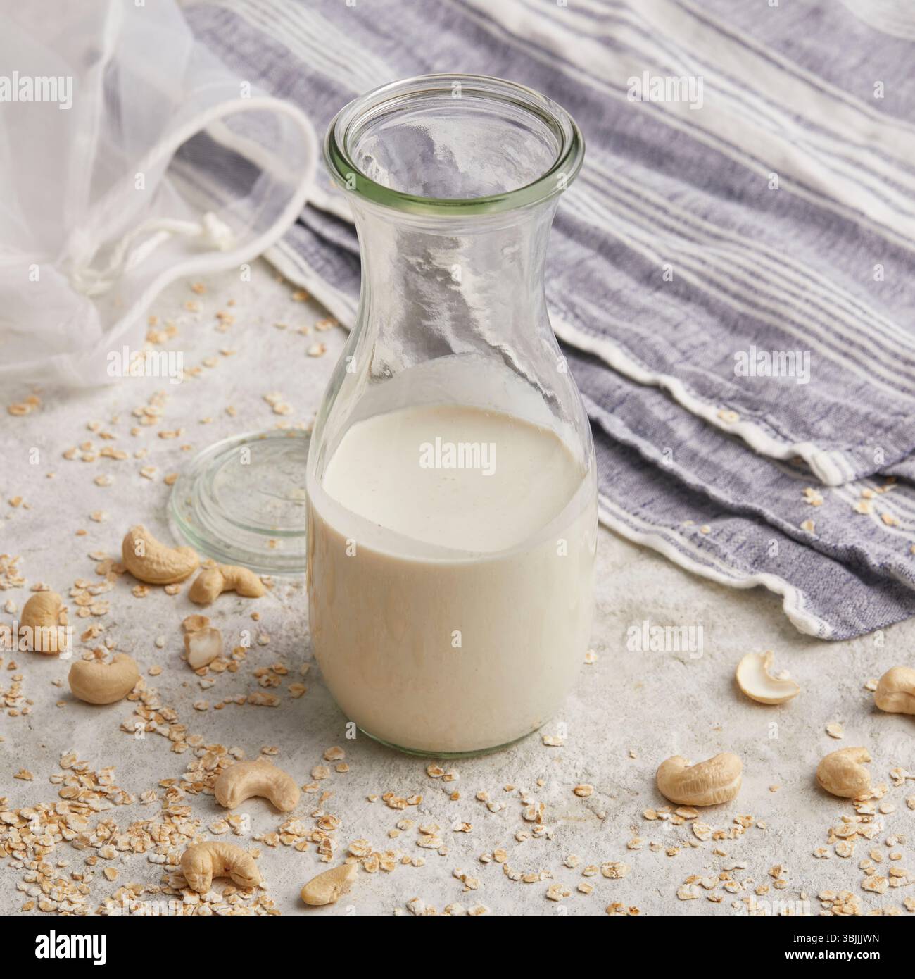 Crema anacardi avena in un vaso di vetro Foto Stock