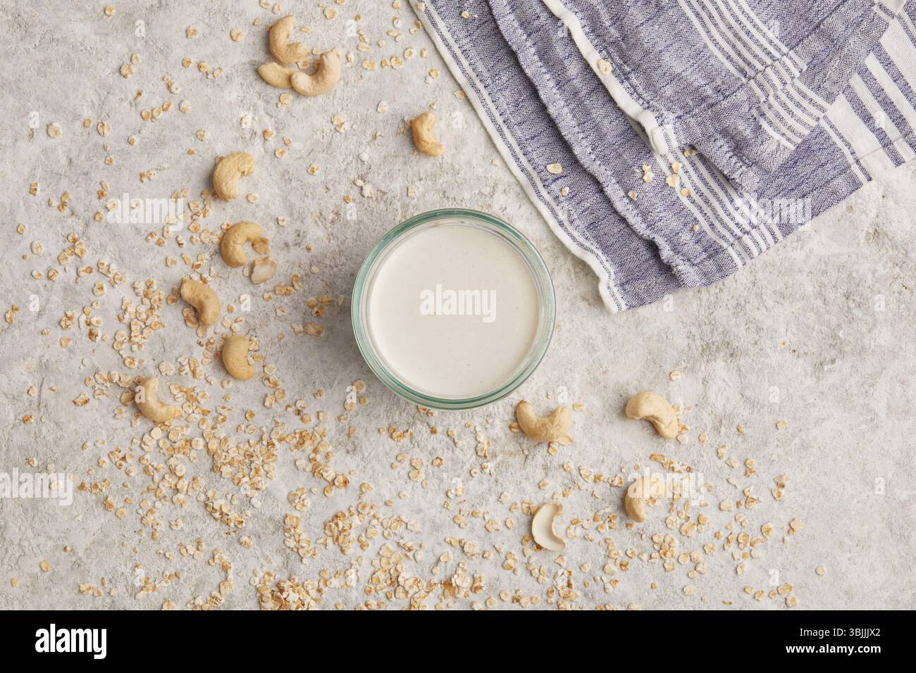 Crema anacardi avena in un vaso di vetro Foto Stock