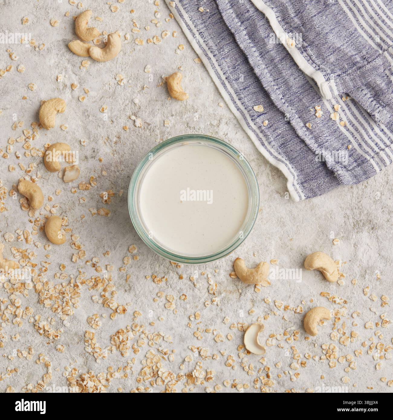 Crema anacardi avena in un vaso di vetro Foto Stock