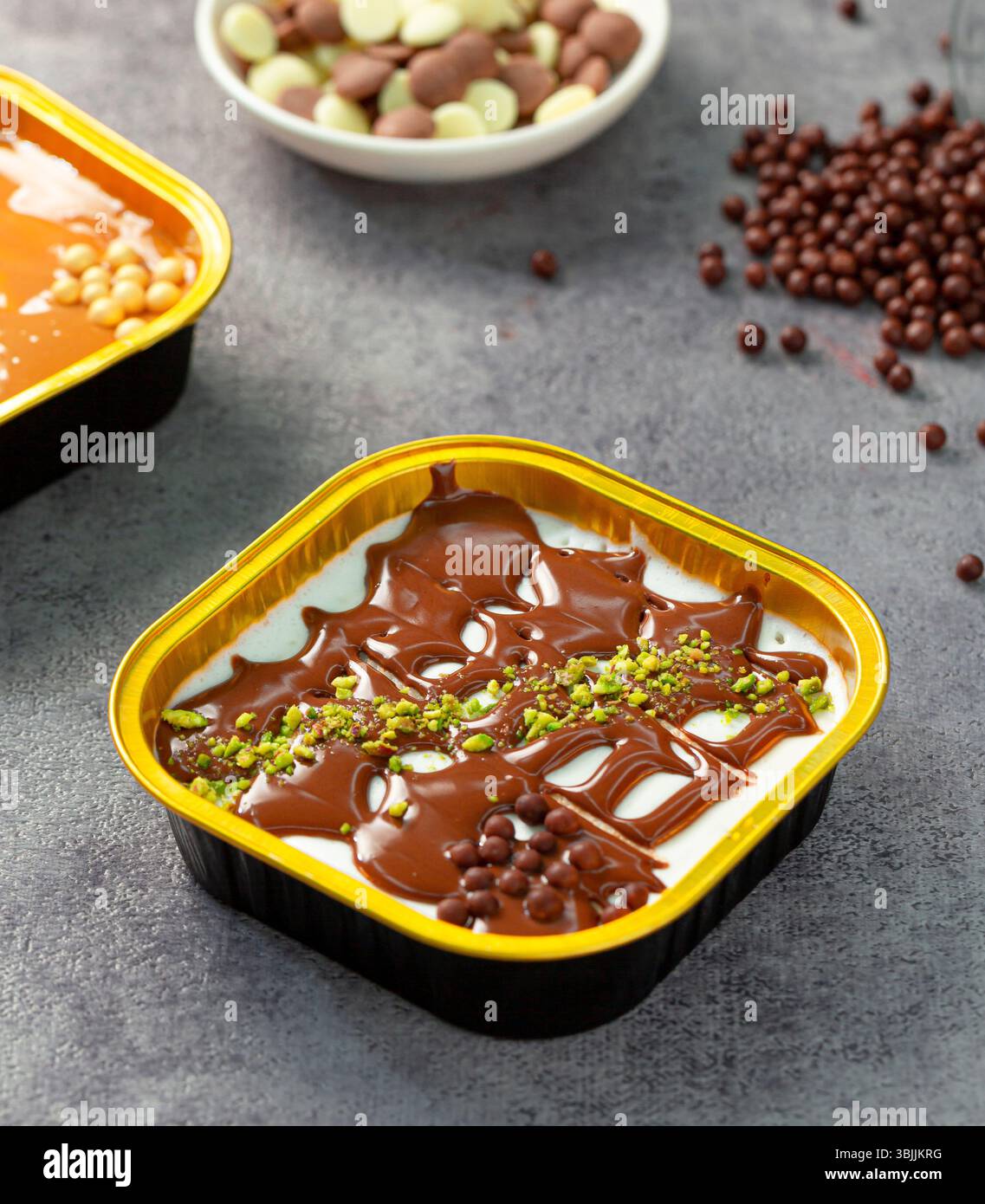 Mousse al cioccolato di prima qualità, dessert freddo servito in un bicchiere. Foto Stock