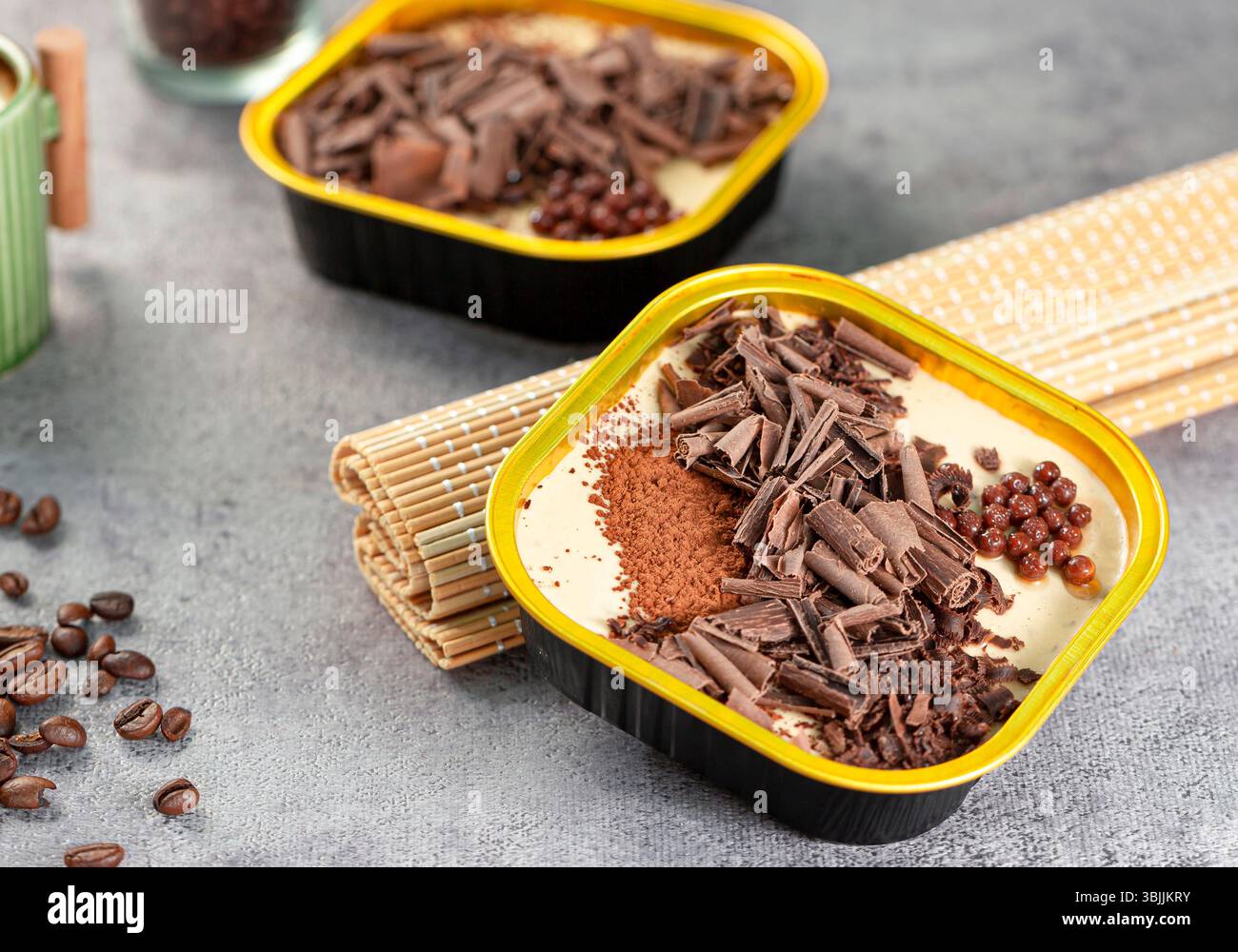 Mousse al cioccolato al latte con crema alle nocciole, ricca e omogenea. Foto Stock