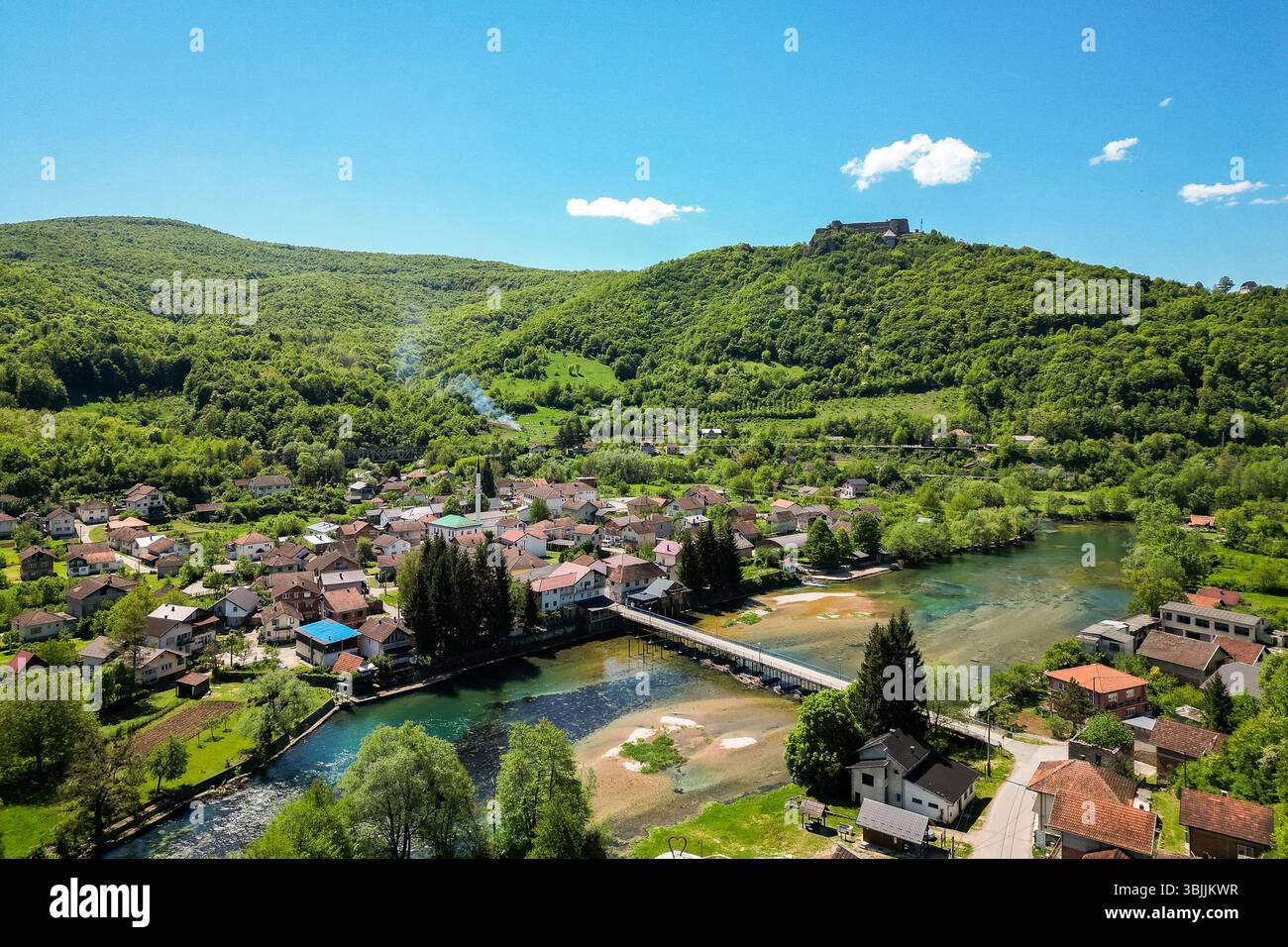 Città di Kulen Vakuf e fiume una in Bosnia ed Erzegovina. Una vista dal Castello di Ostrovica sopra Kulen Vakuf con vista del fiume una. Foto Stock